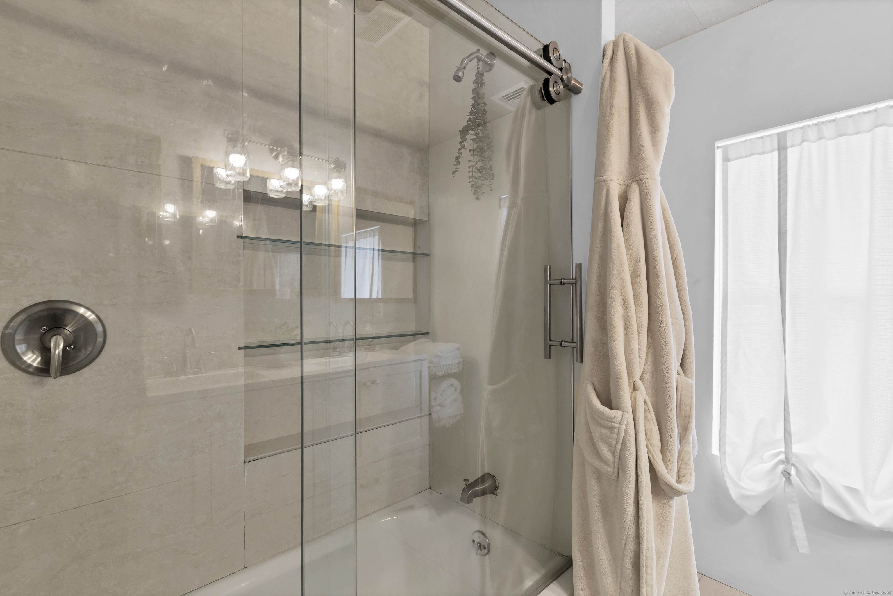 Groton, Connecticut, 06340, United States, 3 Bedrooms Bedrooms, ,2 BathroomsBathrooms,Residential,For Sale,1928735