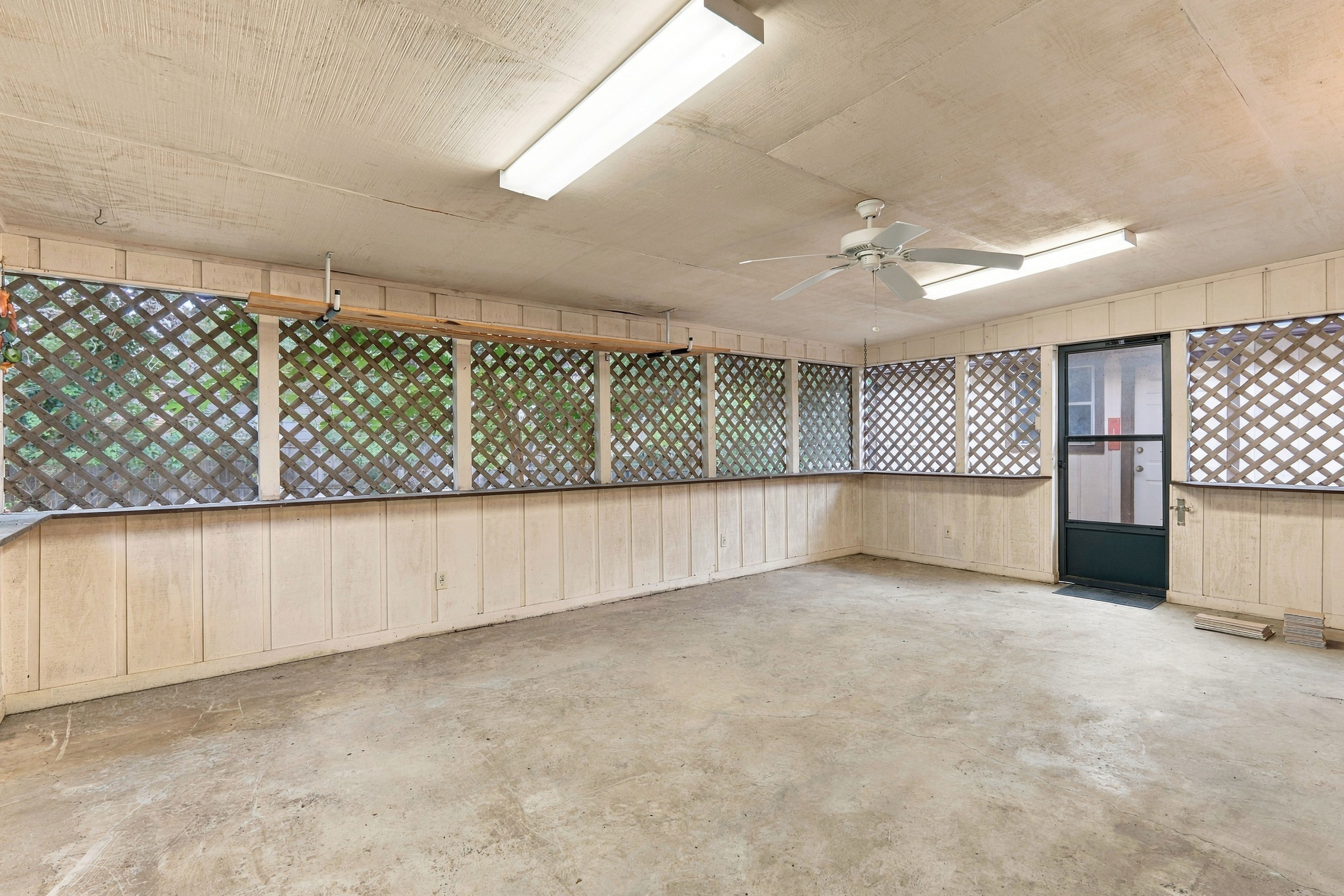  Spacious Living on .33 Acres - 物件實景