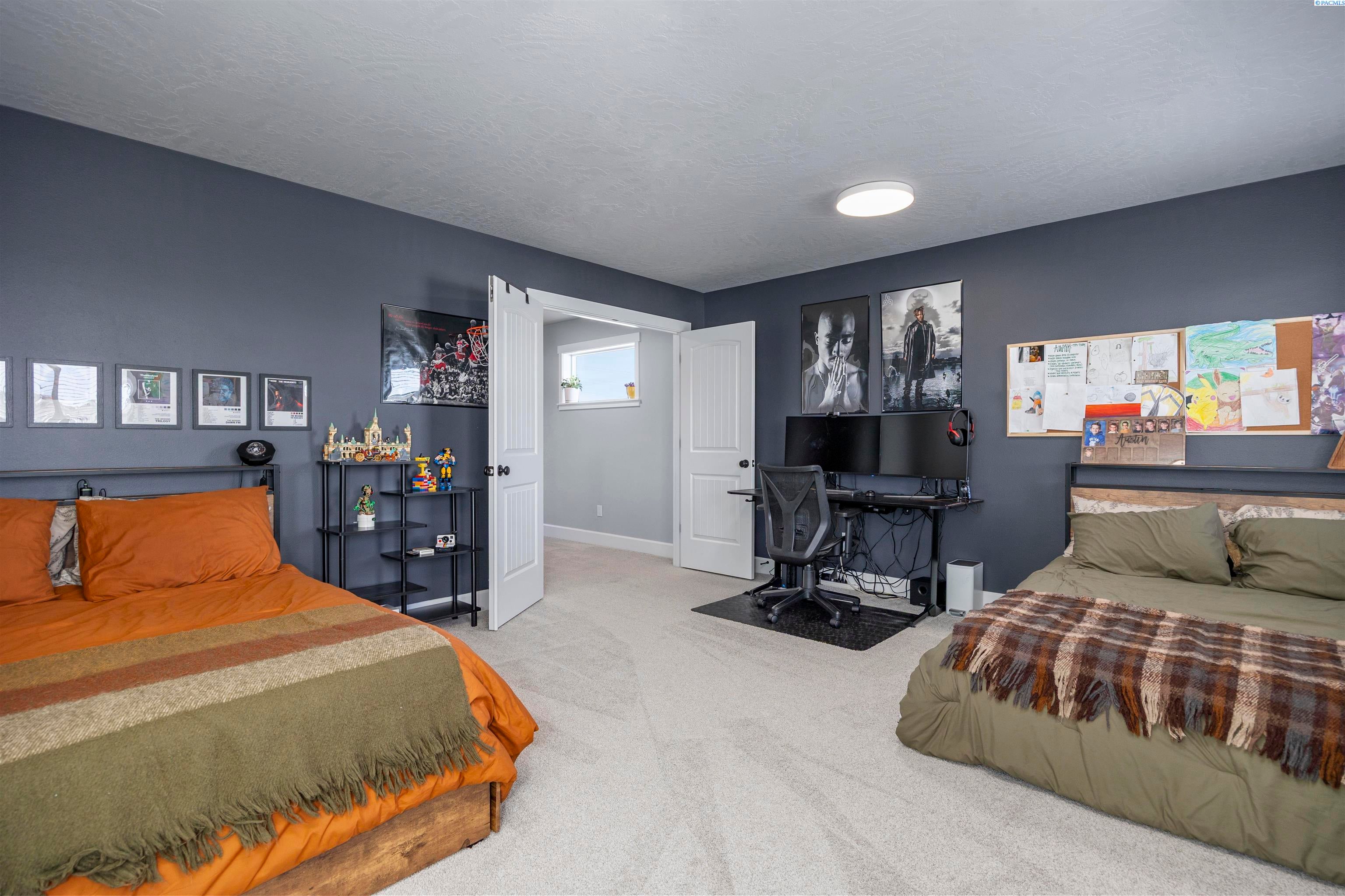 Kennewick, Washington, 99338, United States, 5 Bedrooms Bedrooms, ,3 BathroomsBathrooms,Residential,For Sale,1984207