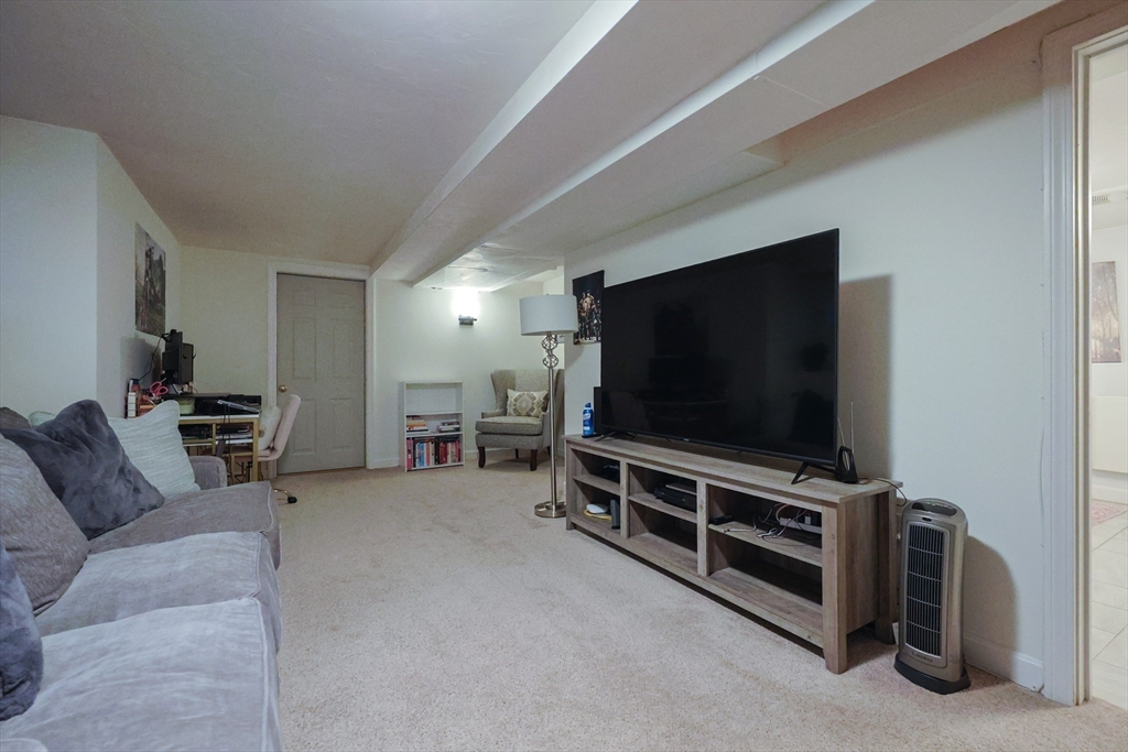 Framingham, Massachusetts, 01701, United States, 3 Bedrooms Bedrooms, ,2 BathroomsBathrooms,Residential,For Sale,1987997