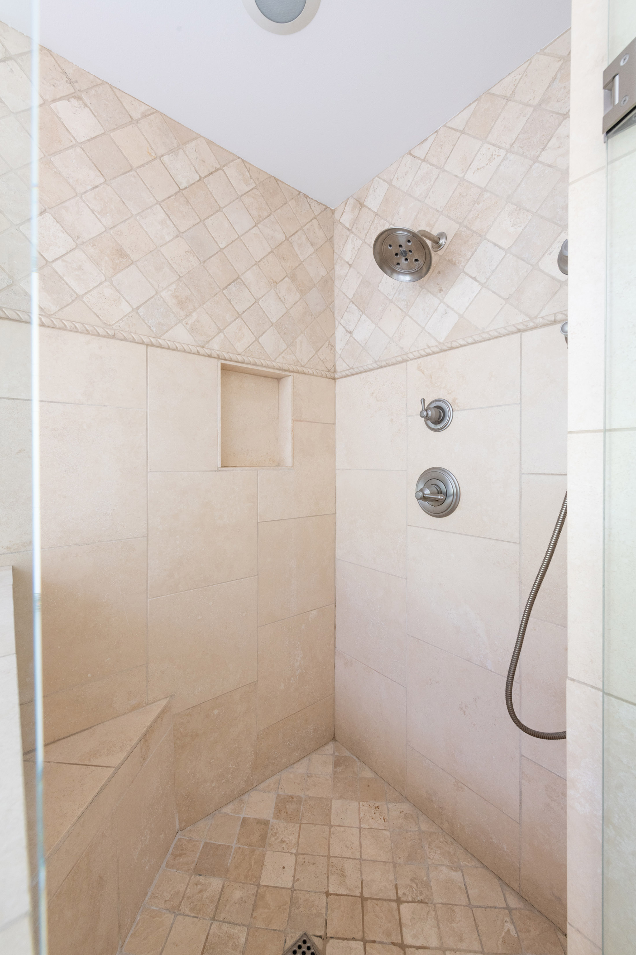  Charming Ranch Home with Heated Pool in a Great Sandy Springs Location - 物件實景