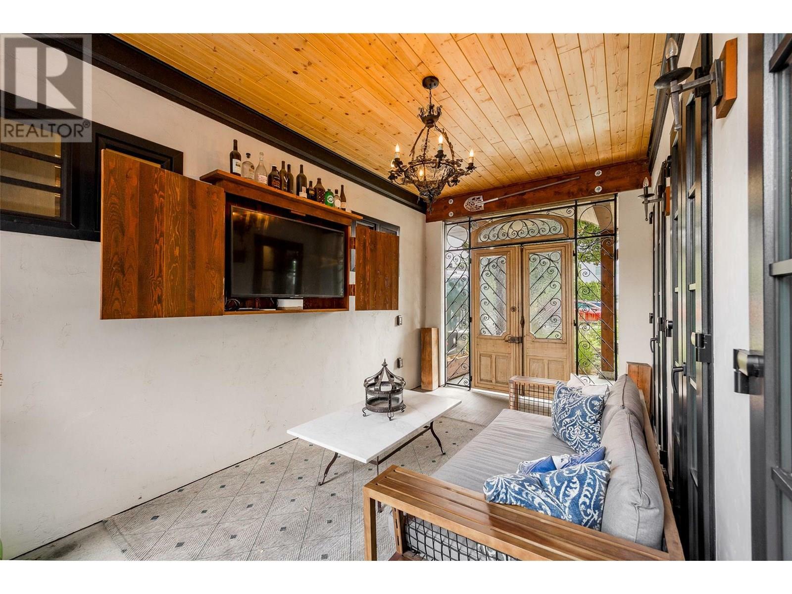 KELOWNA, British Columbia, V1Y 5N3, CA, 6 Bedrooms Bedrooms, ,4 BathroomsBathrooms,Residential,For Sale,1883056