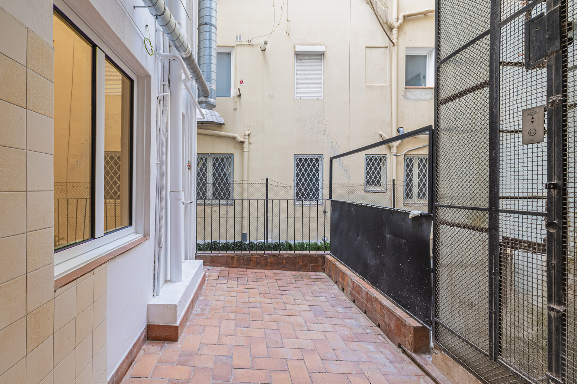  Fantastic renovated apartment with large garden at the living room level - 物件實景