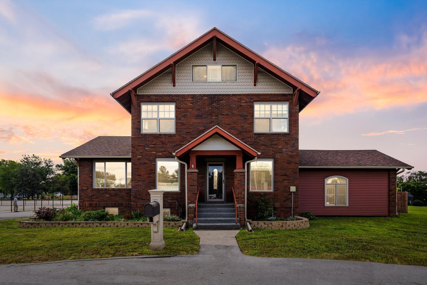 Newton, Iowa, 50208, United States, 4 Bedrooms Bedrooms, ,4 BathroomsBathrooms,Residential,For Sale,1927936
