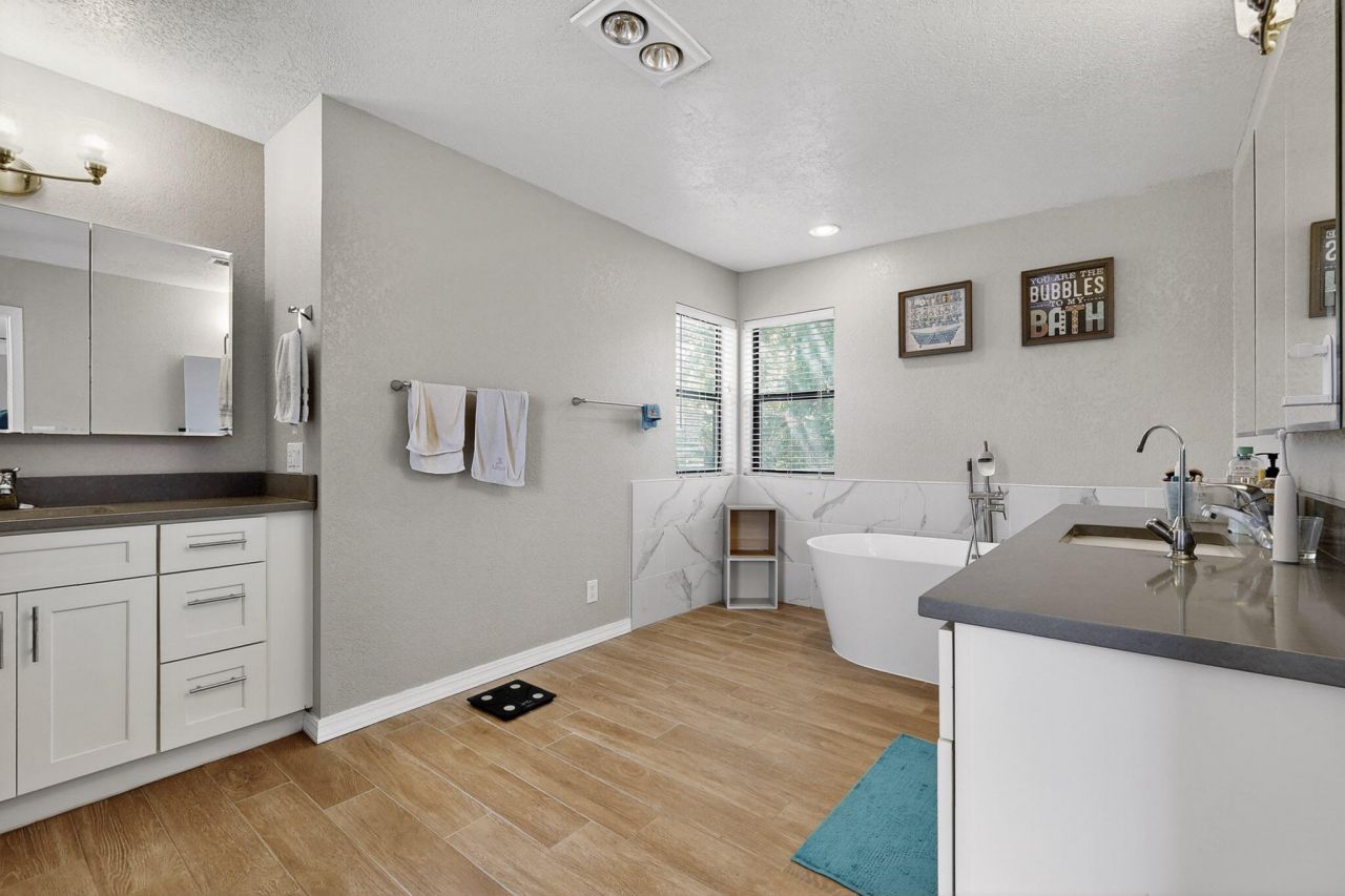 Albuquerque, New Mexico, 87122, United States, 5 Bedrooms Bedrooms, ,5 BathroomsBathrooms,Residential,For Sale,1933221