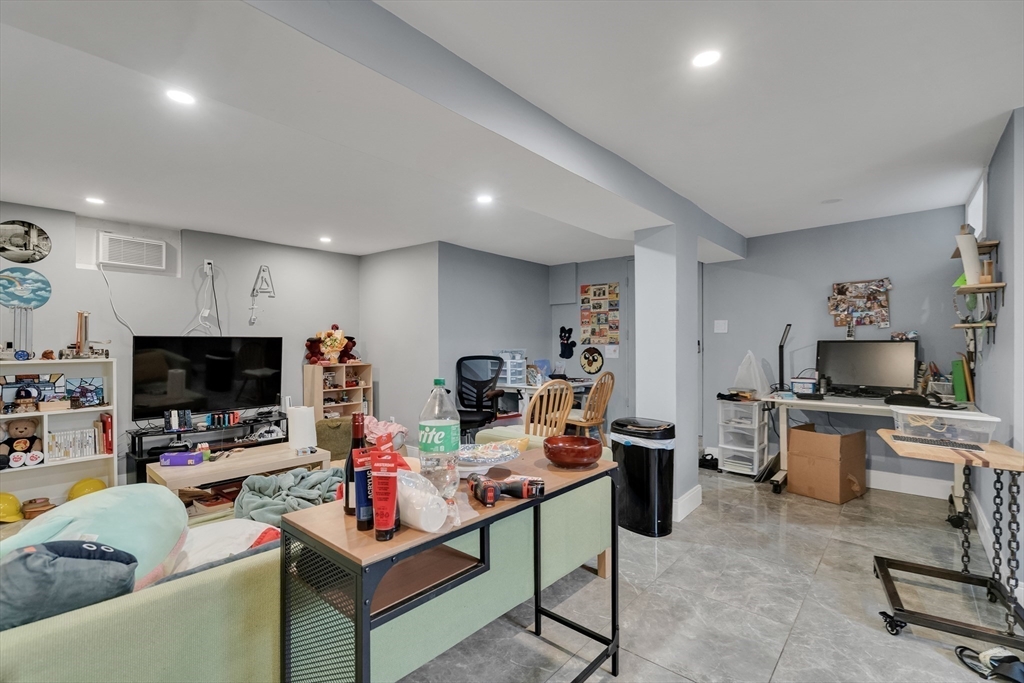 Cambridge, Massachusetts, 02141, United States, 7 Bedrooms Bedrooms, ,4 BathroomsBathrooms,Residential,For Sale,1901897