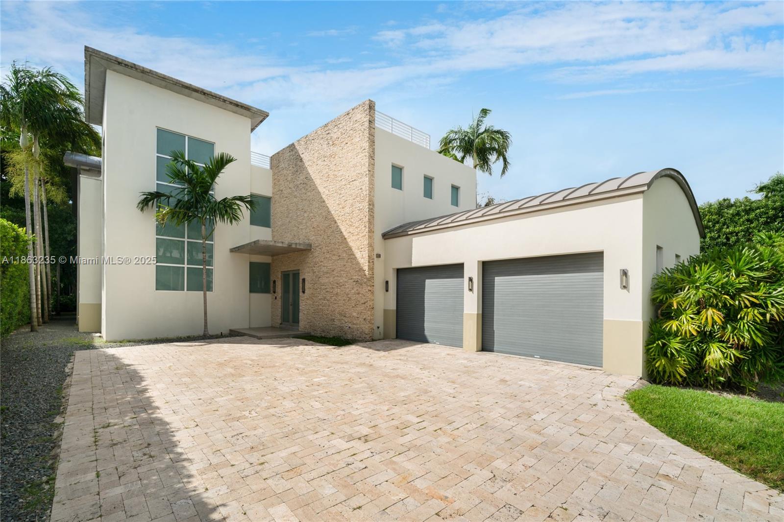 Miami Beach, Florida, 33140, United States, 2 Bedrooms Bedrooms, ,2 BathroomsBathrooms,Residential,For Sale,1924607