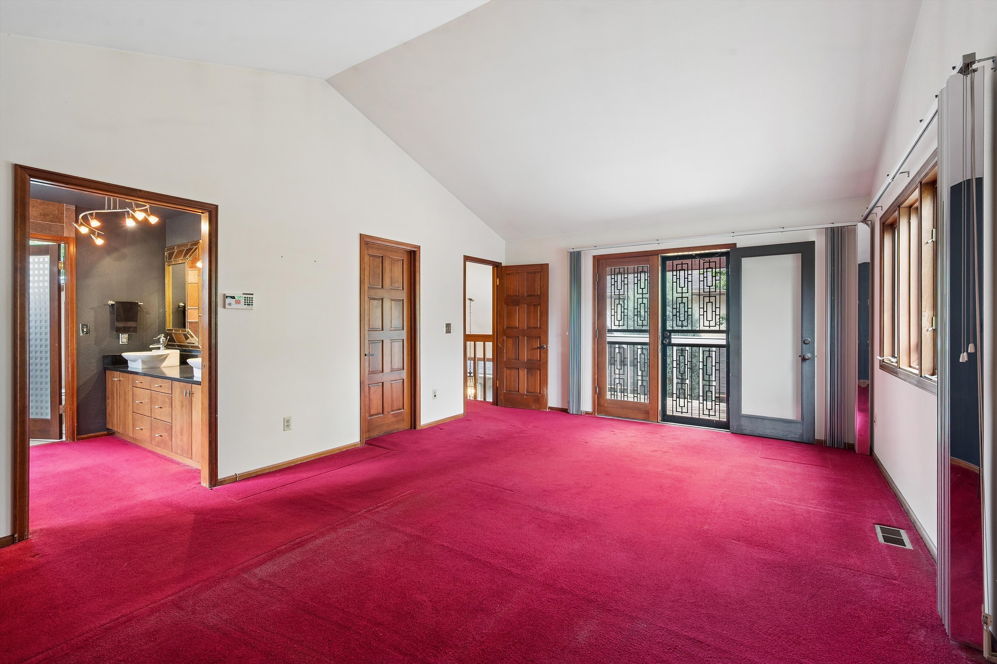  Architecturally distinctive home exudes a warm chalet and alpine feeling - 物件實景