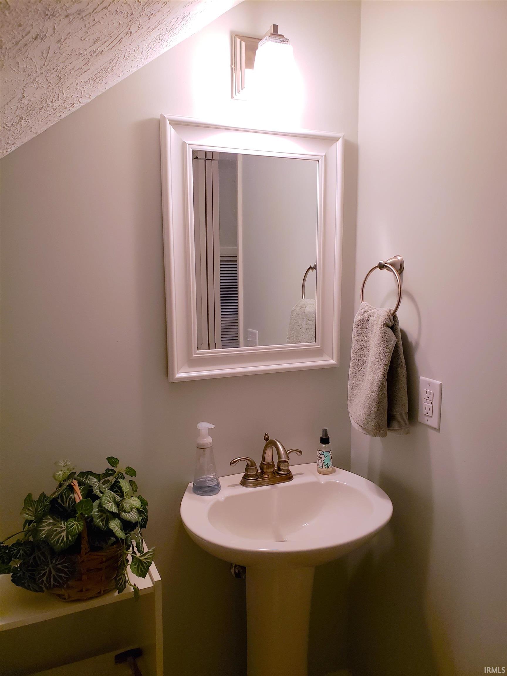 Bloomington, Indiana, 47408, United States, 2 Bedrooms Bedrooms, ,5 BathroomsBathrooms,Residential,For Sale,2009264