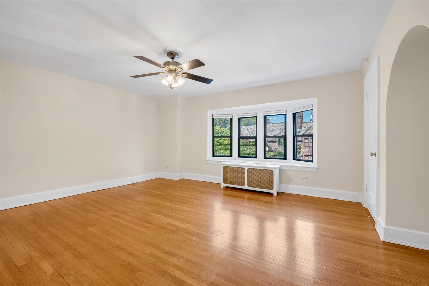  ?RENOVATED FOREST CLOSE ATTACHED BRICK TOWNHOUSE? - 物件實景