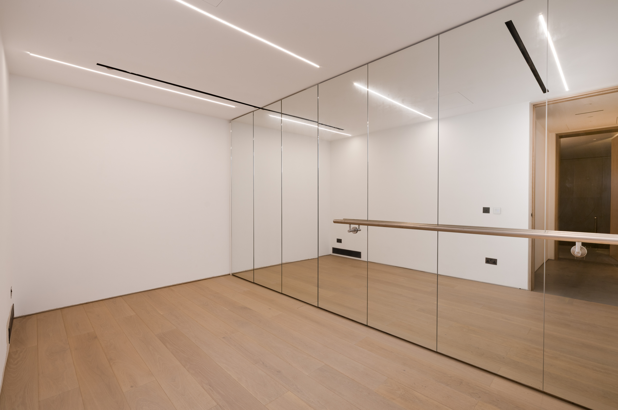  White Stucco Villa on Holland Park with Leisure Complex and Private Lift - 物件實景
