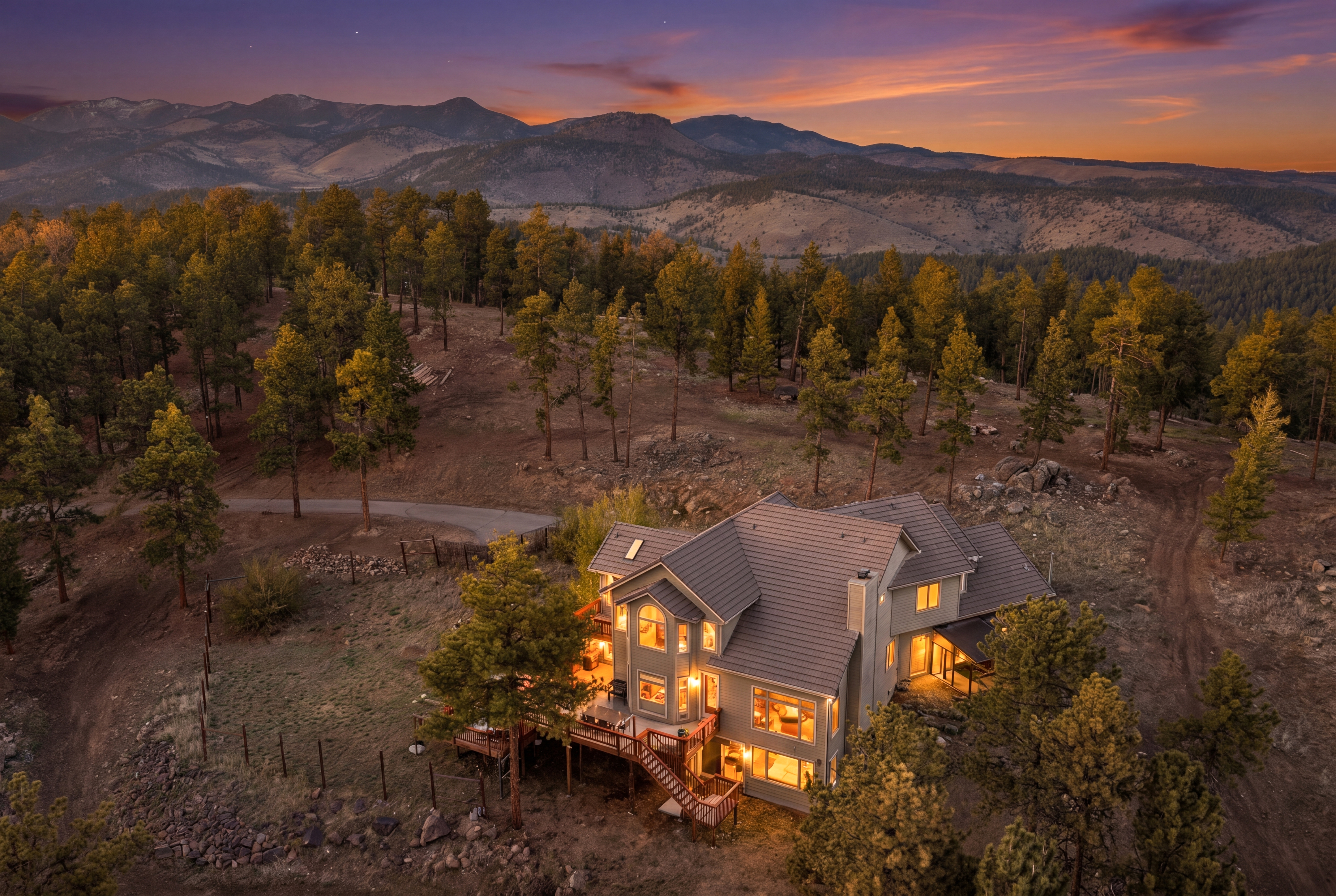  Set on 10+ private acres in the sought-after Ruby Ranch enclave - 物件實景