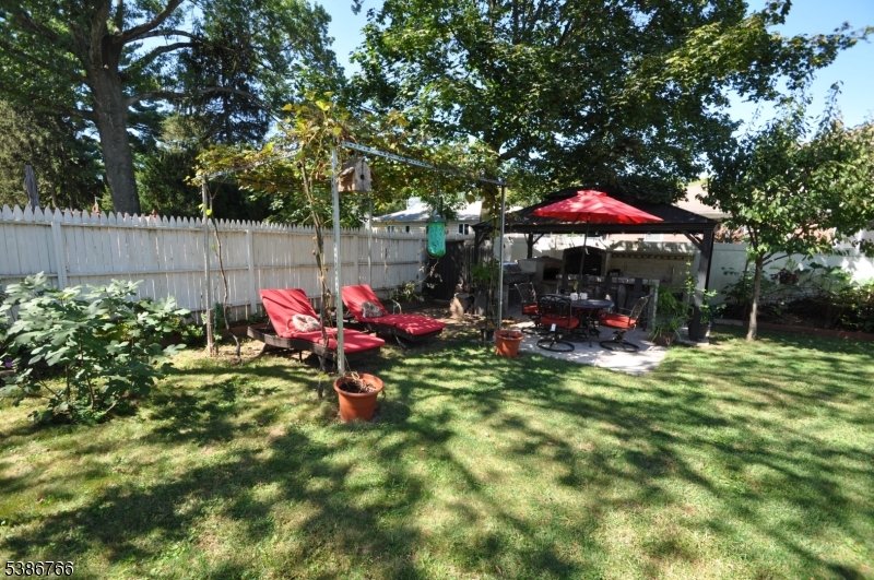 Burlington, Springfield Township`, New Jersey, 07081, United States, 4 Bedrooms Bedrooms, ,3 BathroomsBathrooms,Residential,For Sale,1979460