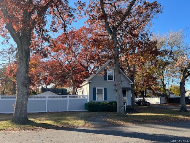 West Islip, New York, 11795, United States, 2 Bedrooms Bedrooms, ,1 BathroomBathrooms,Residential,For Sale,1994287