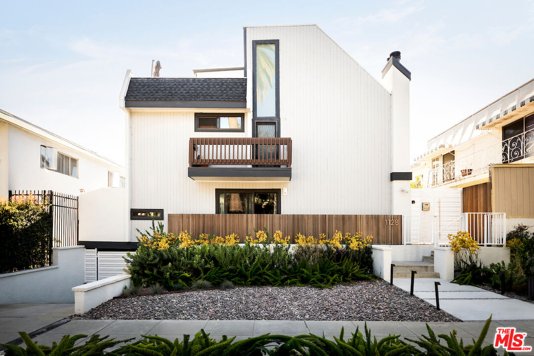 Santa Monica, California, 90403, United States, 2 Bedrooms Bedrooms, ,3 BathroomsBathrooms,Residential,For Sale,1986482