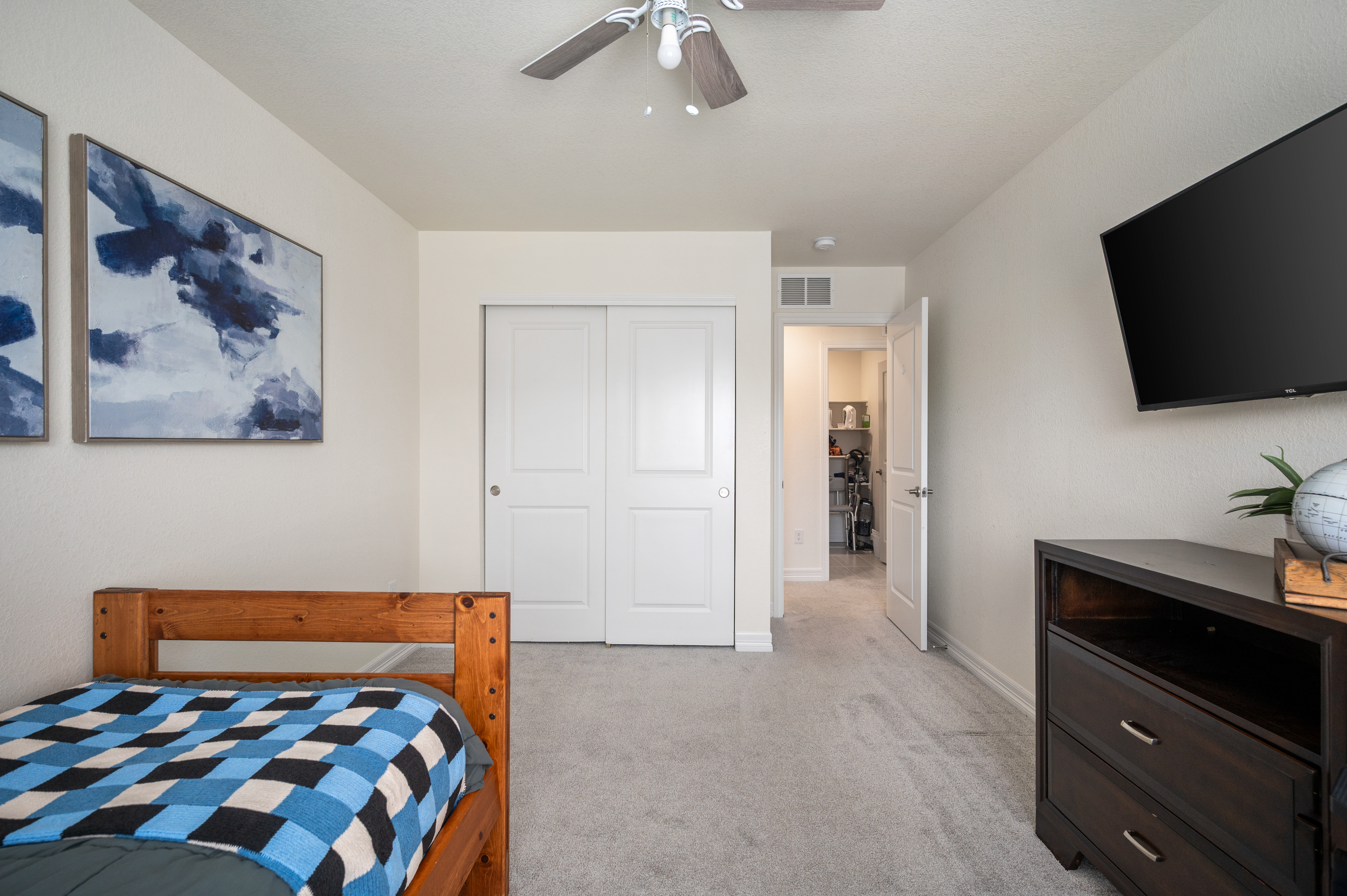  Beautifully Designed Townhome Featuring an Open & Inviting Floor Plan - 物件實景