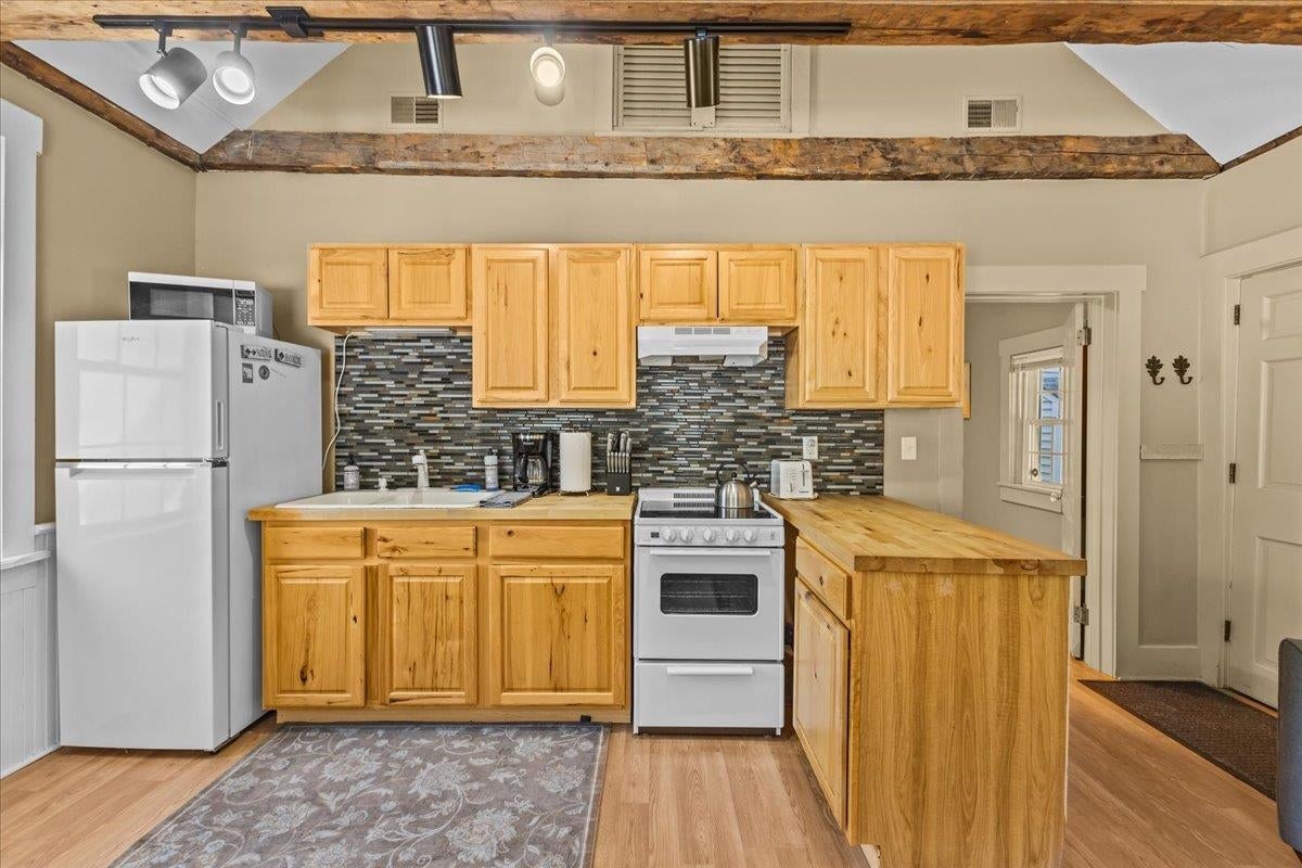 Stowe, Vermont, 05672, United States, 2 Bedrooms Bedrooms, ,2 BathroomsBathrooms,Residential,For Sale,2003002