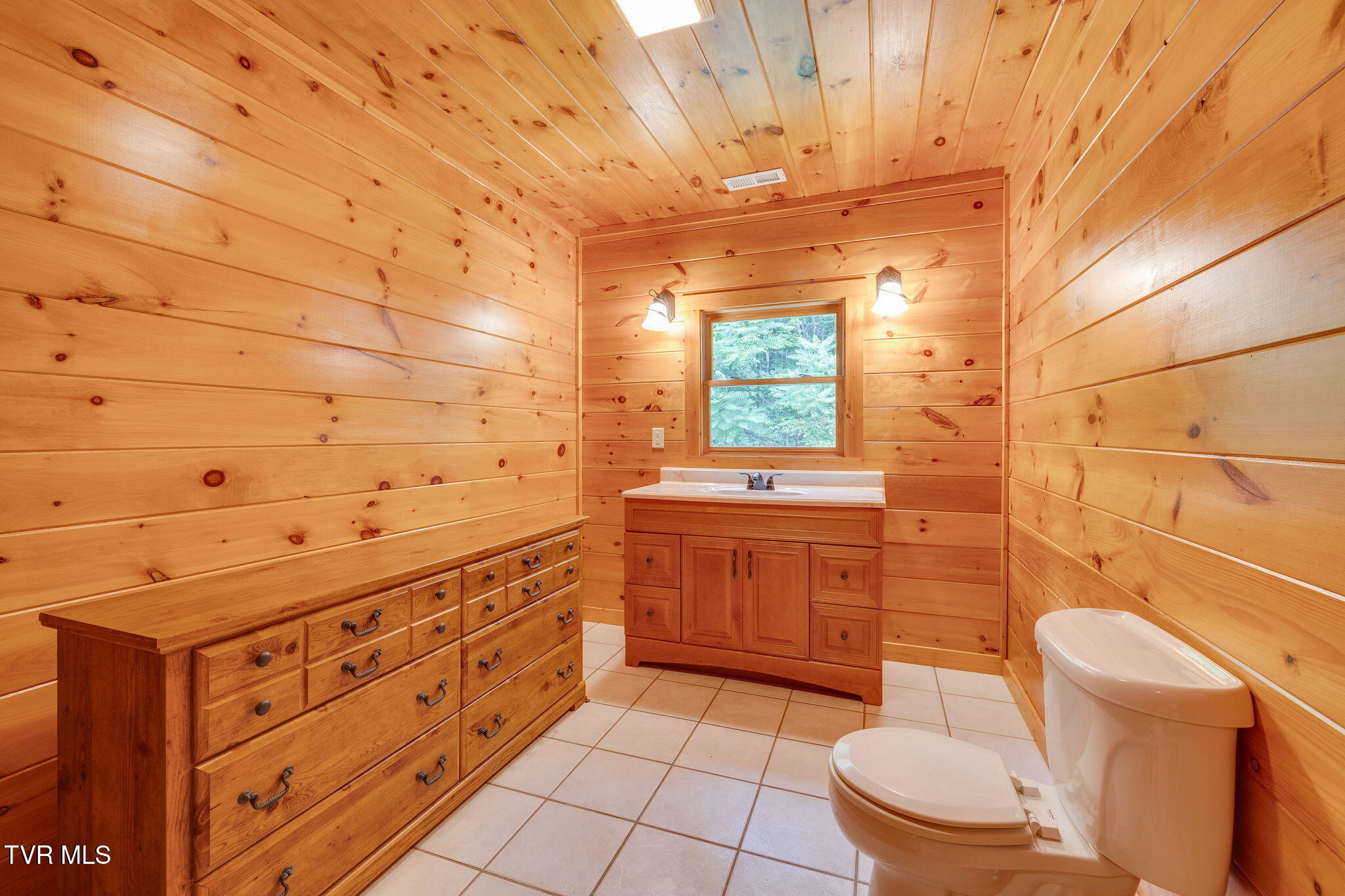 Butler, Tennessee, 37640, United States, 2 Bedrooms Bedrooms, ,3 BathroomsBathrooms,Residential,For Sale,1914007