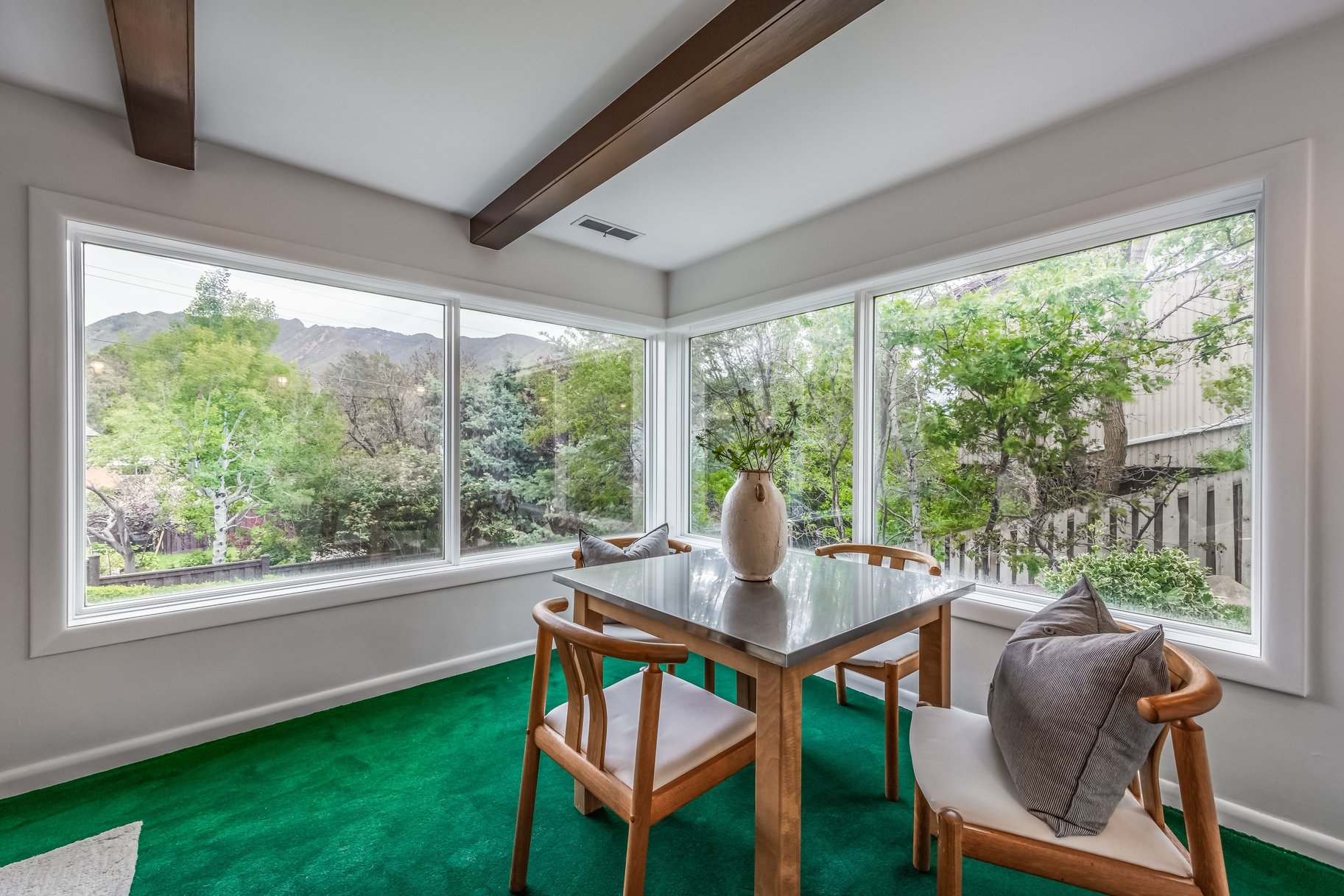  Elegant Contemporary Rambler in Sought After Neighborhood - 物件實景