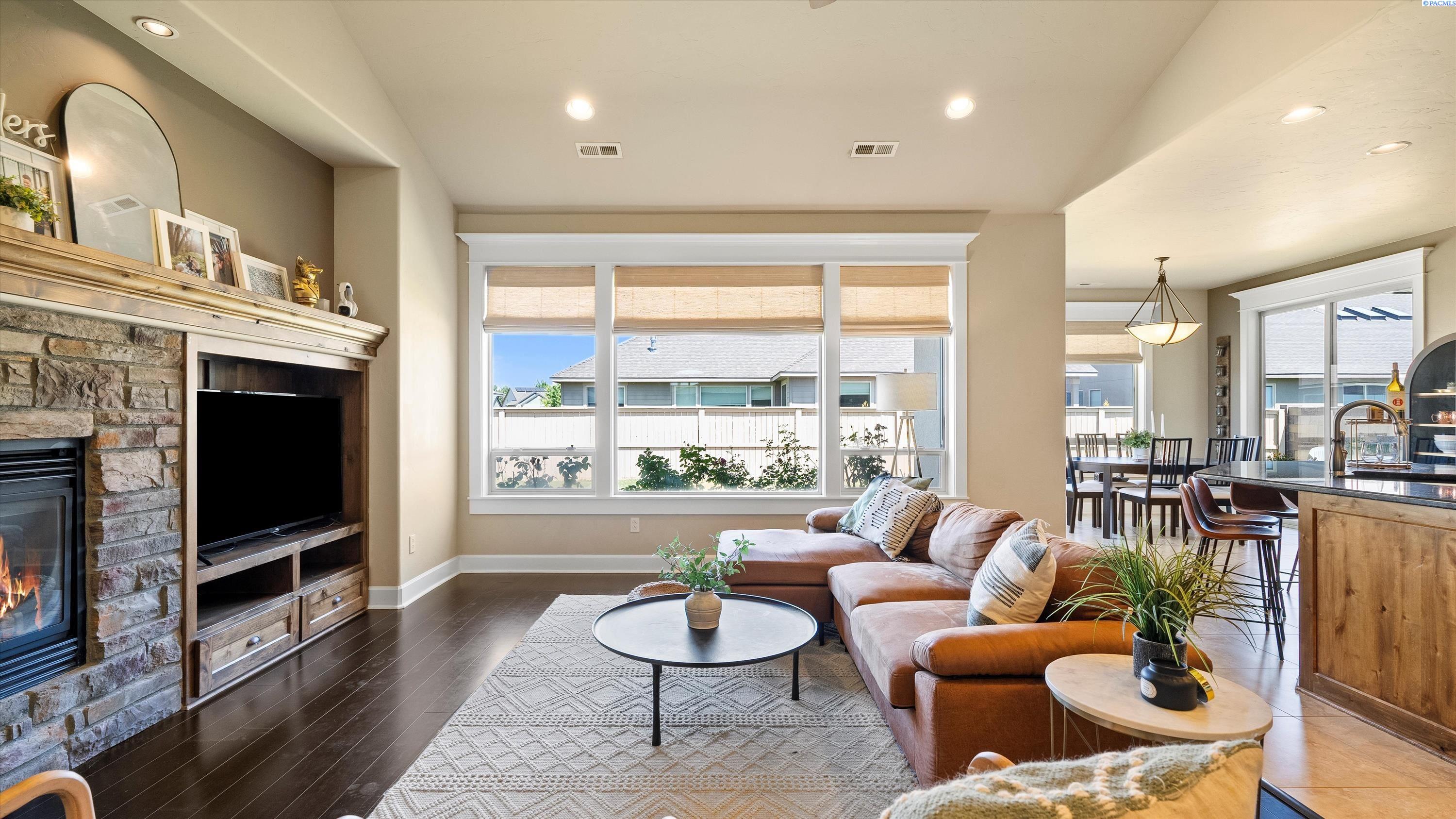 Richland, Washington, 99354, United States, 3 Bedrooms Bedrooms, ,2 BathroomsBathrooms,Residential,For Sale,1896289