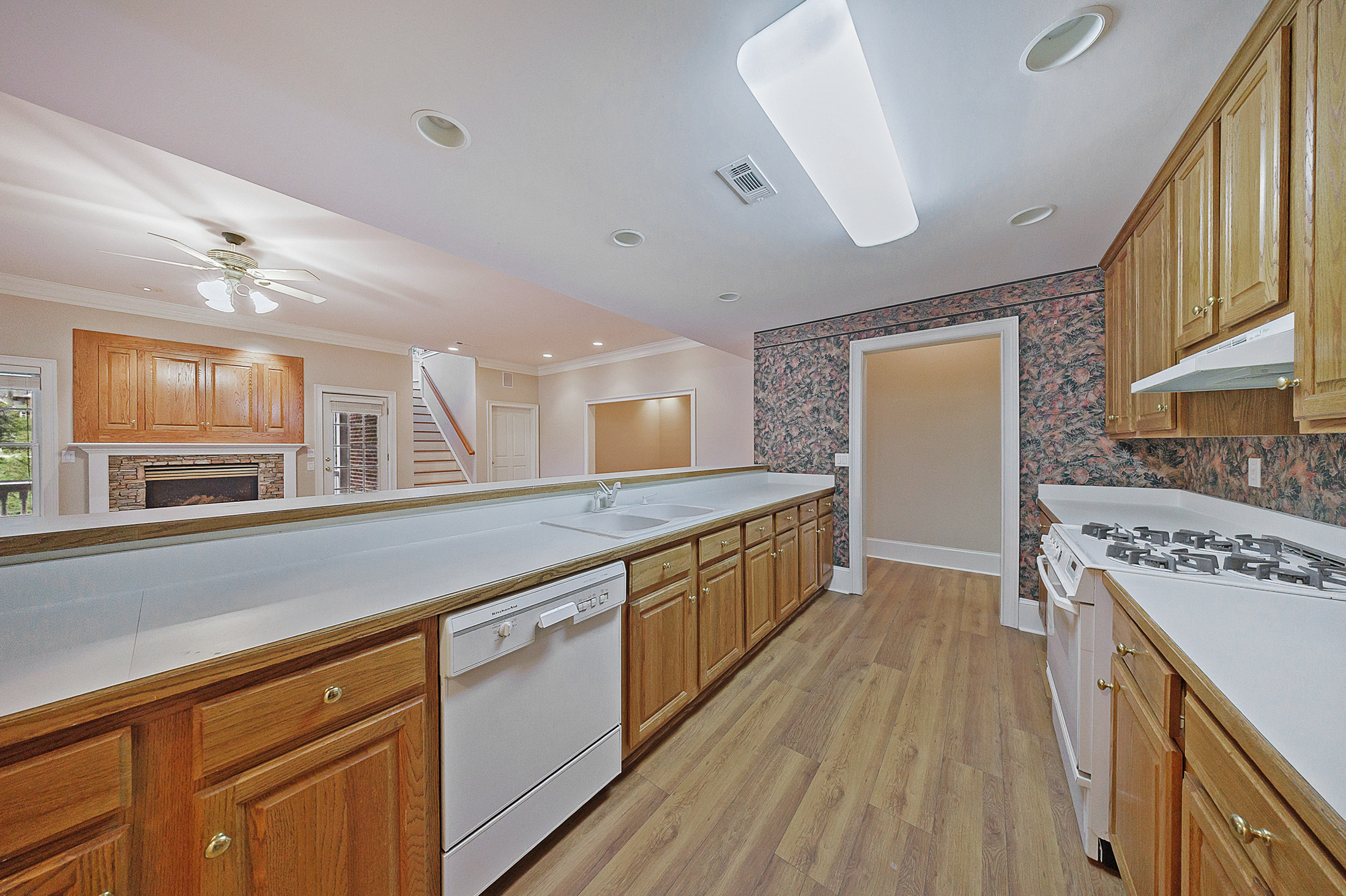  A Rare Opportunity to Own a Developer-Designed Lakefront Estate - 物件實景