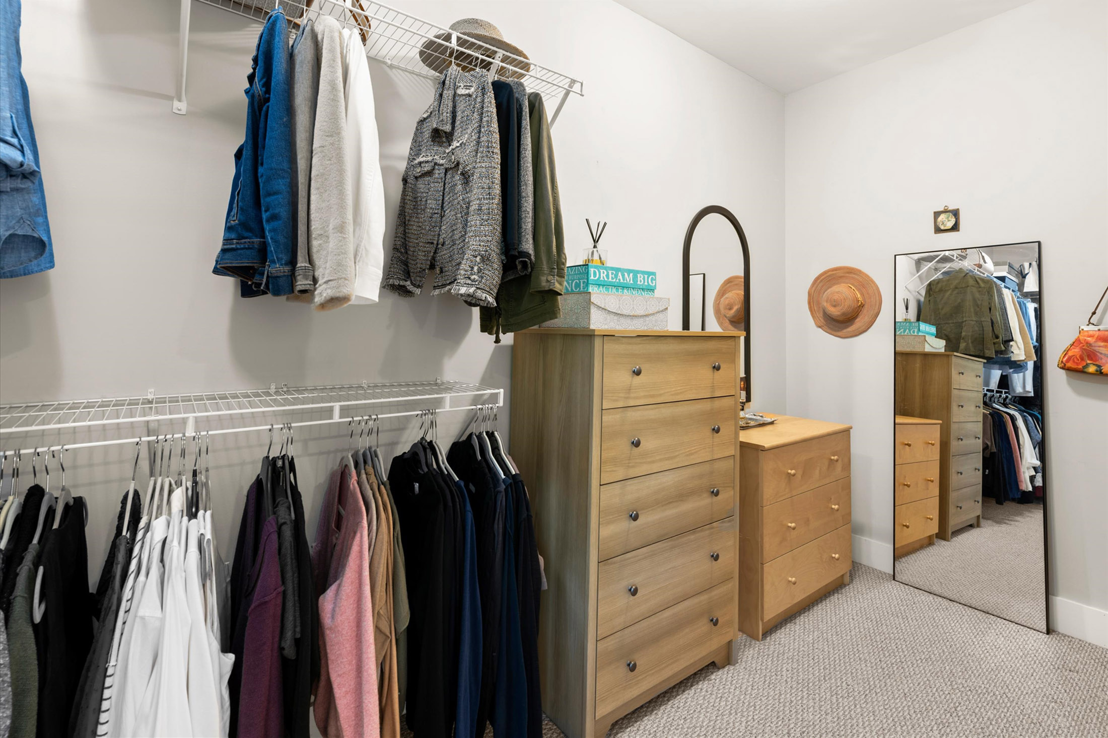  One-of-a-kind Home Offers an Exceptional Blend of Space, Style, and Upgrades - 物件實景