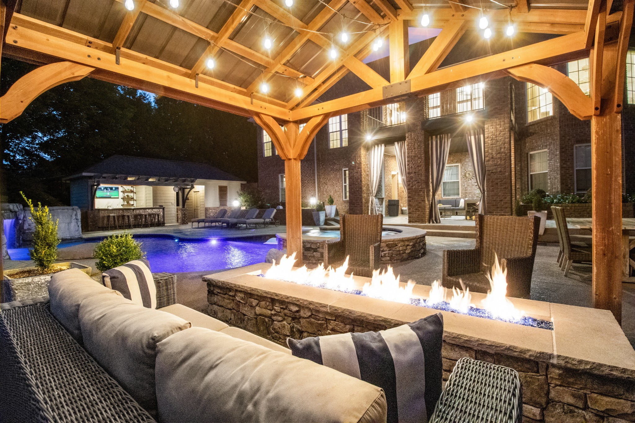 Clarksville, Tennessee, 37043, United States, 4 Bedrooms Bedrooms, ,5 BathroomsBathrooms,Residential,For Sale,1997798