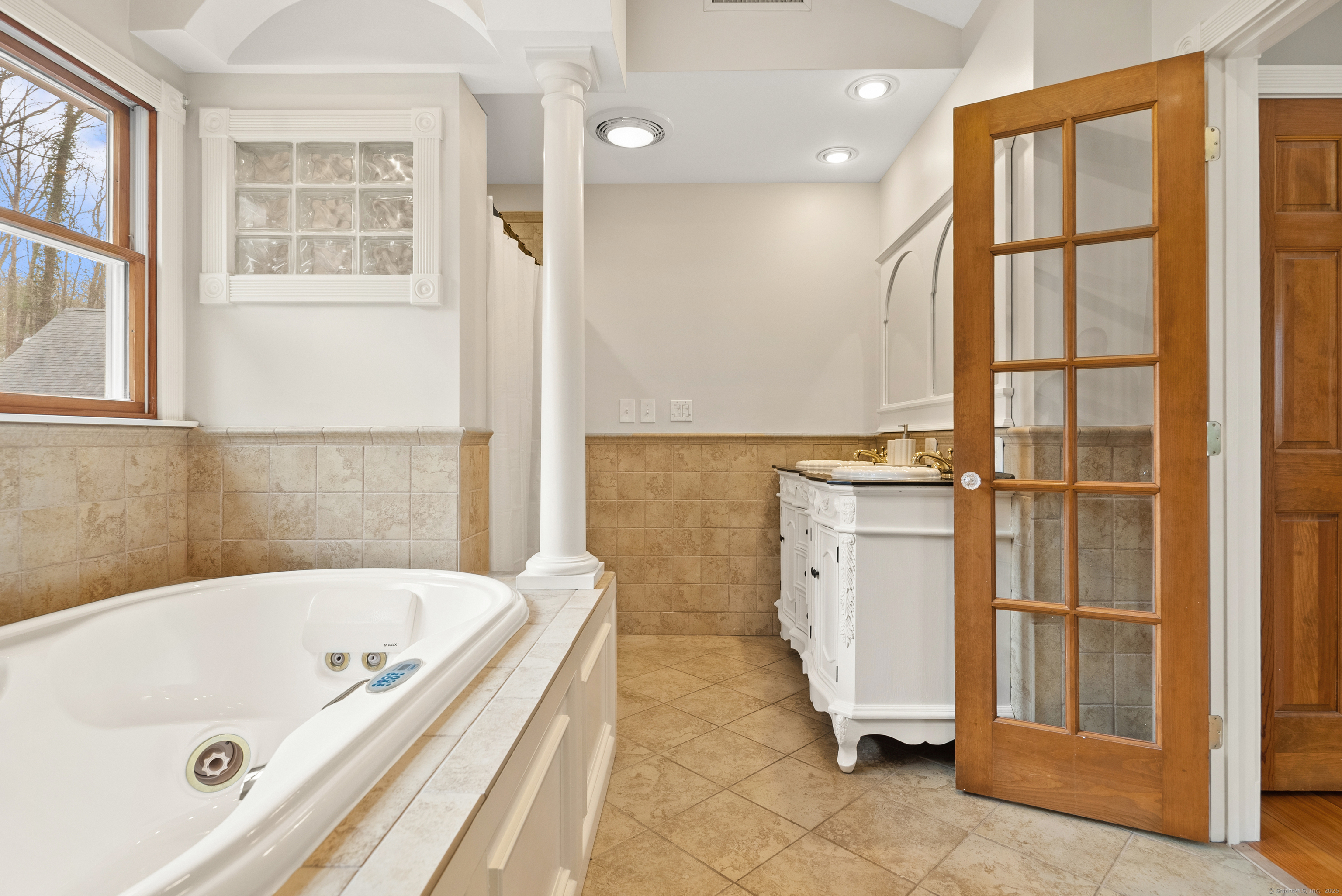 Somers, Connecticut, 06071, United States, 4 Bedrooms Bedrooms, ,4 BathroomsBathrooms,Residential,For Sale,1927442