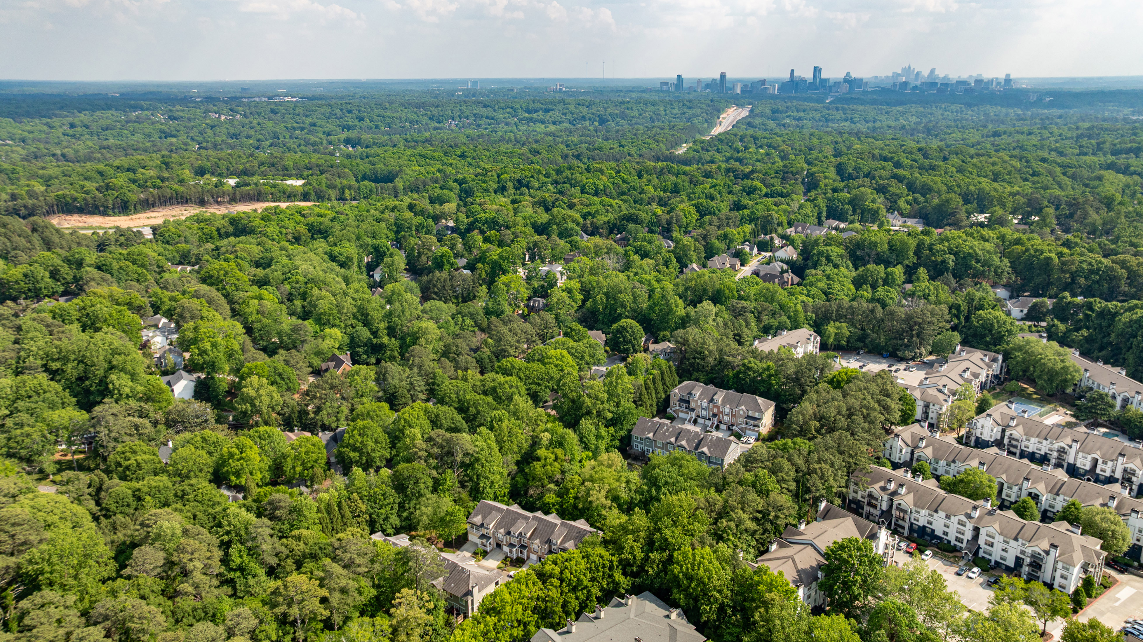  Sandy Springs Townhome Lives Like a Single Family Residence - 物件實景