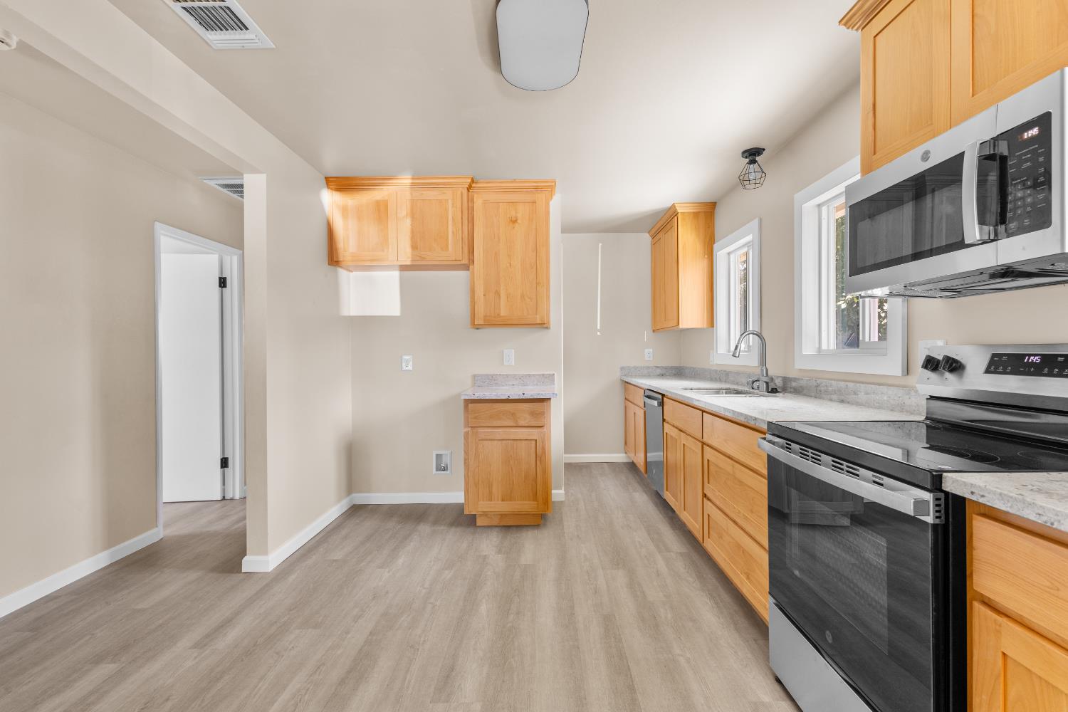 Roseville, California, 95678, United States, 3 Bedrooms Bedrooms, ,2 BathroomsBathrooms,Residential,For Sale,1923515