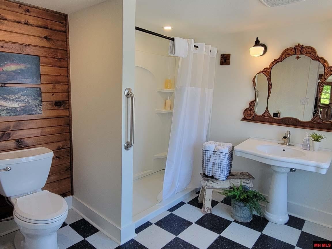 Cotter, Arkansas, 72626, United States, ,2 BathroomsBathrooms,Residential,For Sale,1924105