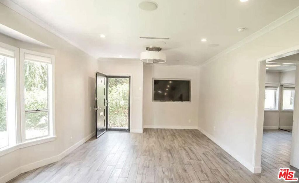 Los Angeles, California, 90048, United States, 3 Bedrooms Bedrooms, ,2 BathroomsBathrooms,Residential,For Sale,1919092