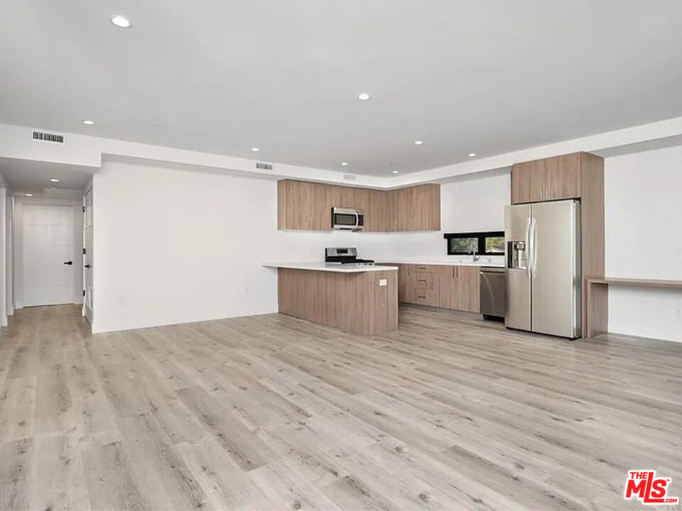 Valley Village, California, 91607, United States, 25 Bedrooms Bedrooms, ,Residential,For Sale,1932634