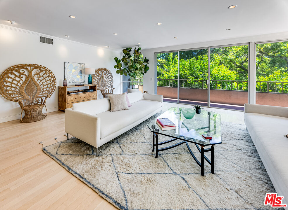 339 N Palm Dr #202, Beverly Hills, California, 90210, United States, 2 Bedrooms Bedrooms, ,3 BathroomsBathrooms,Residential,For Sale,339 N Palm Dr #202,1557468