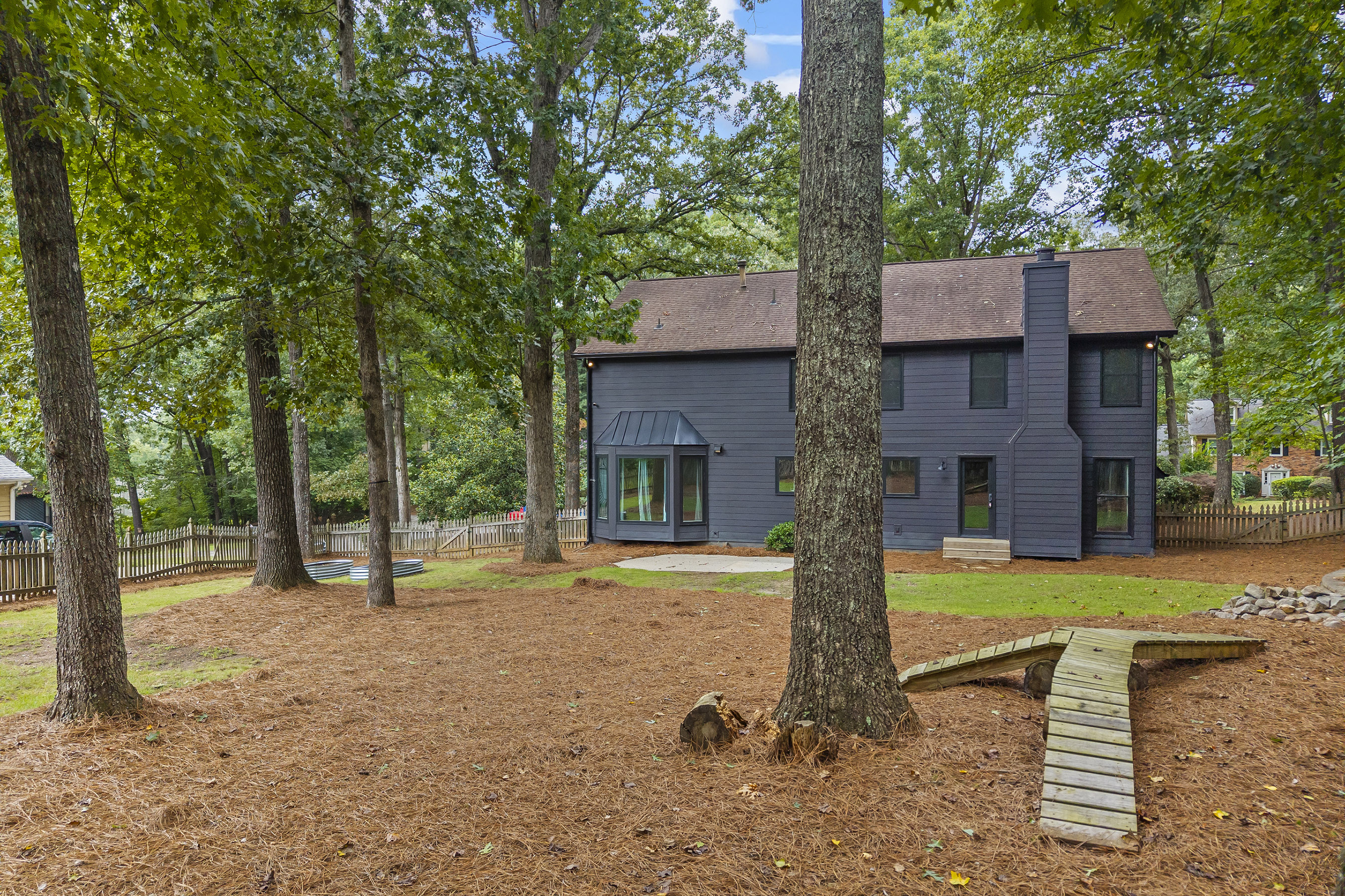  A Perfect Blend: Modern Updates in a Traditional Woodland Forest Home - 物件實景