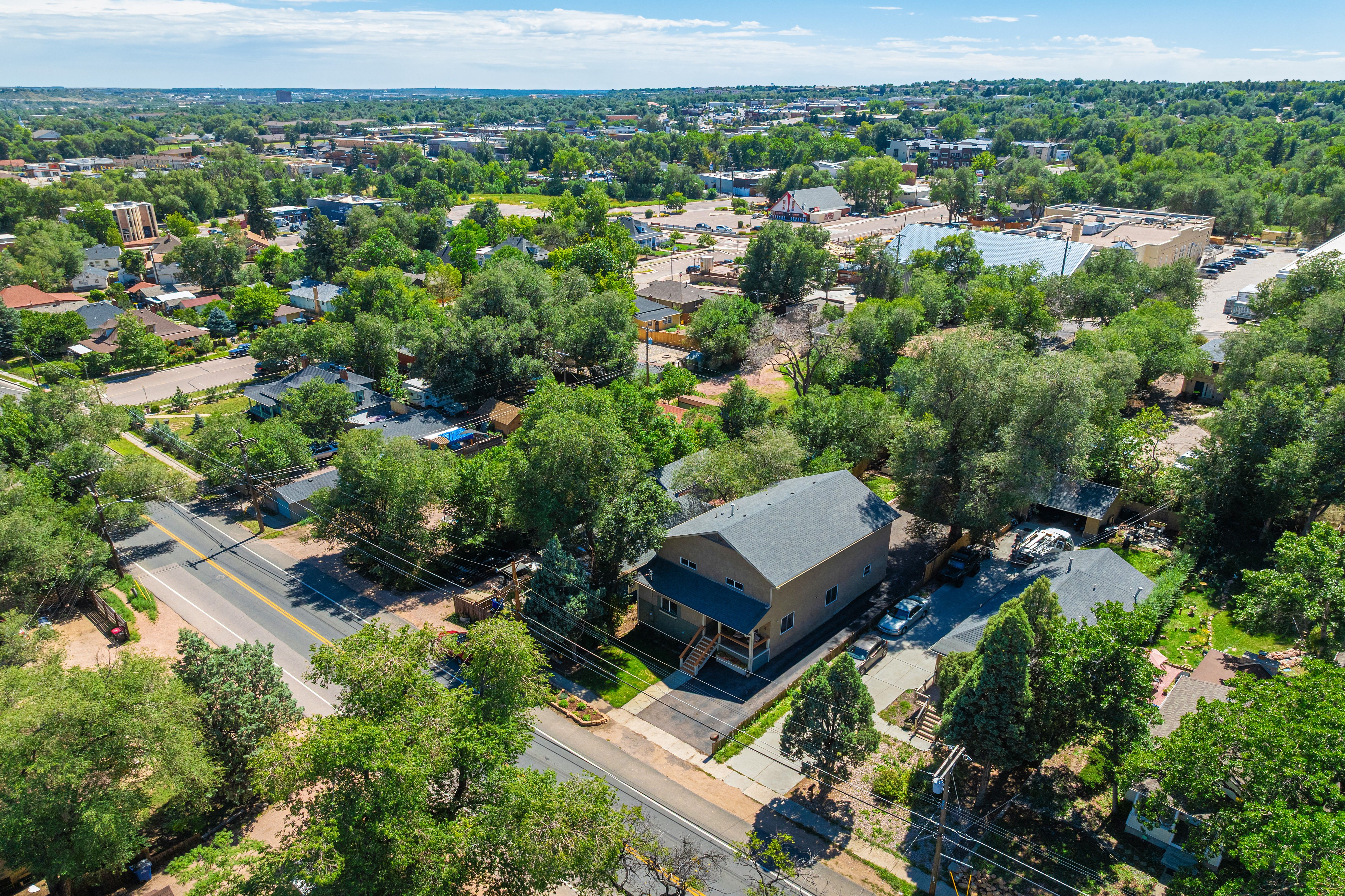  Central Colorado Springs Living With Space to Spare - 物件實景