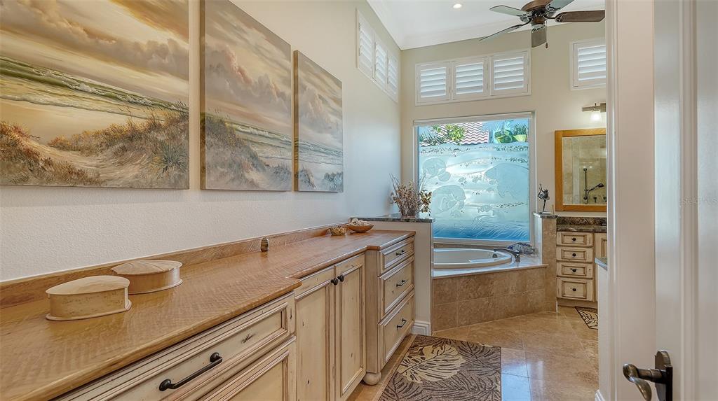 Longboat Key, Florida, 34228, United States, 3 Bedrooms Bedrooms, ,4 BathroomsBathrooms,Residential,For Sale,1986320