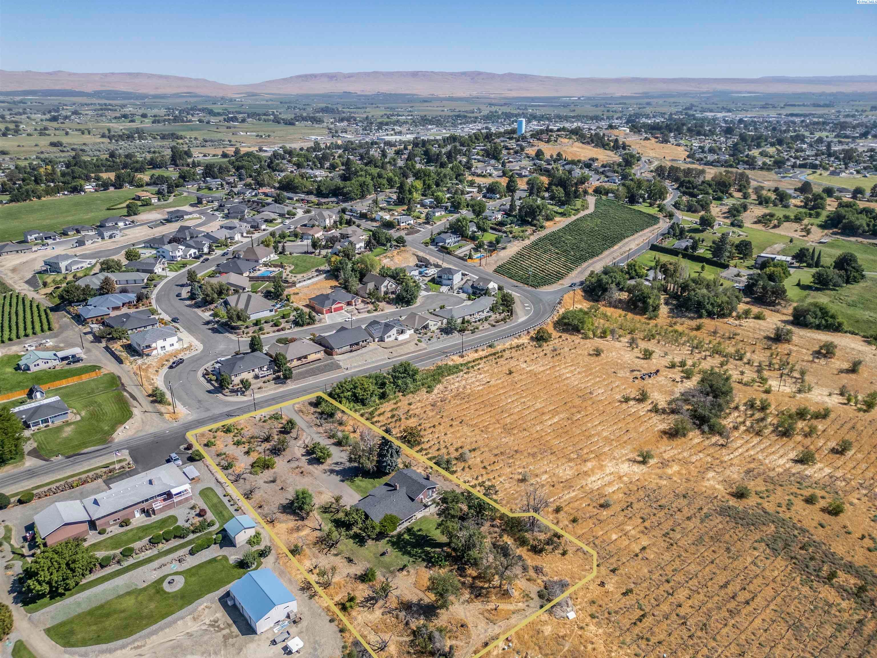 Sunnyside, Washington, 98944, United States, 4 Bedrooms Bedrooms, ,3 BathroomsBathrooms,Residential,For Sale,1979246