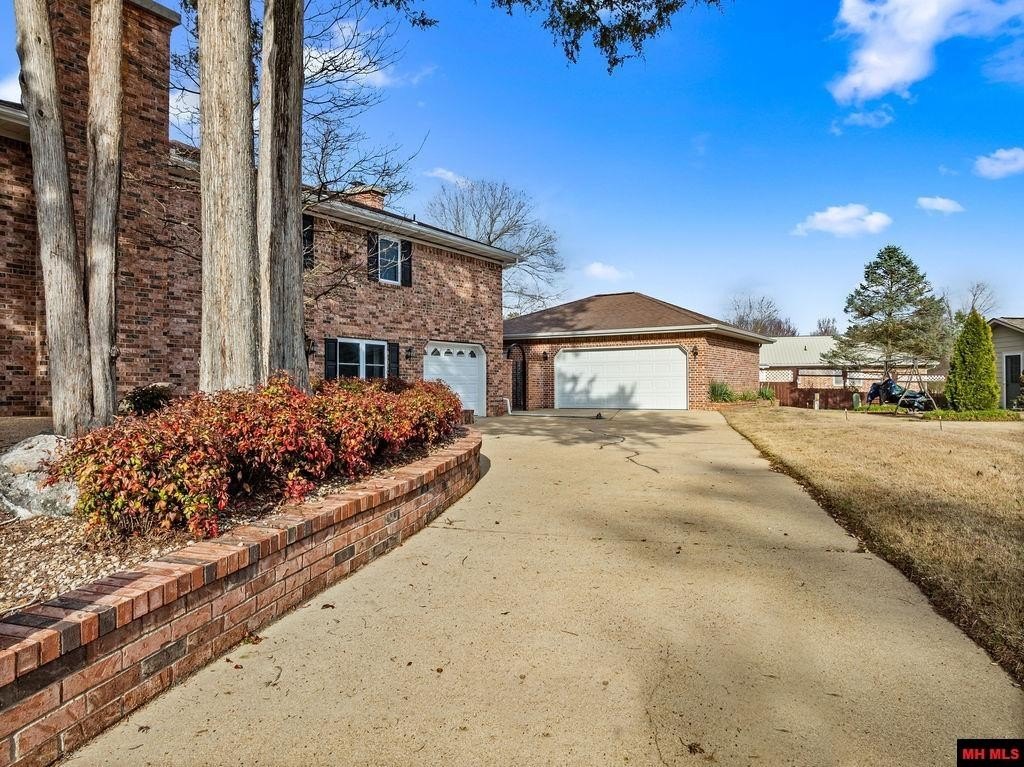 Mountain Home, Arkansas, 72653, United States, 3 Bedrooms Bedrooms, ,4 BathroomsBathrooms,Residential,For Sale,2025116