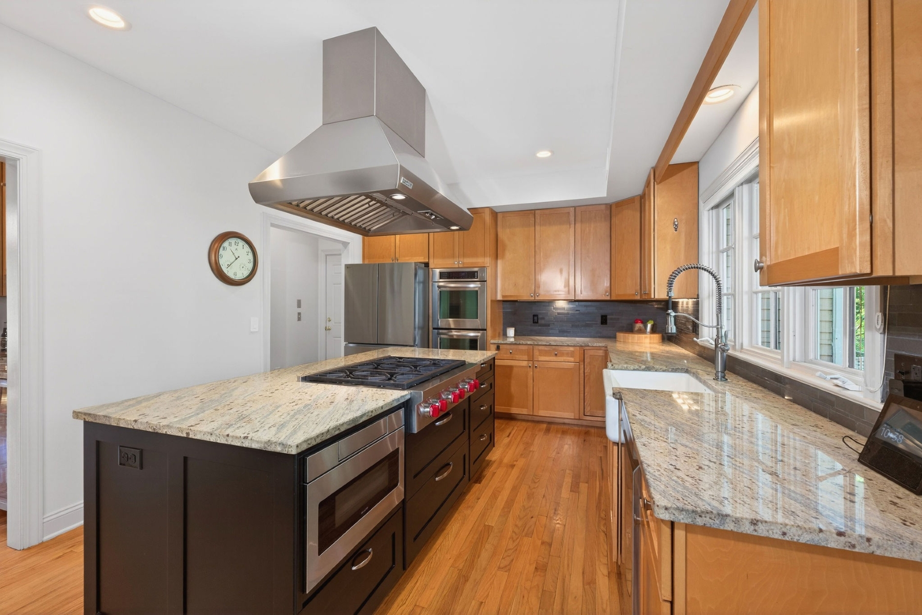  ?Hill View Farms? Neighborhood Colonial Offers Convenience and Tranquility - 物件實景
