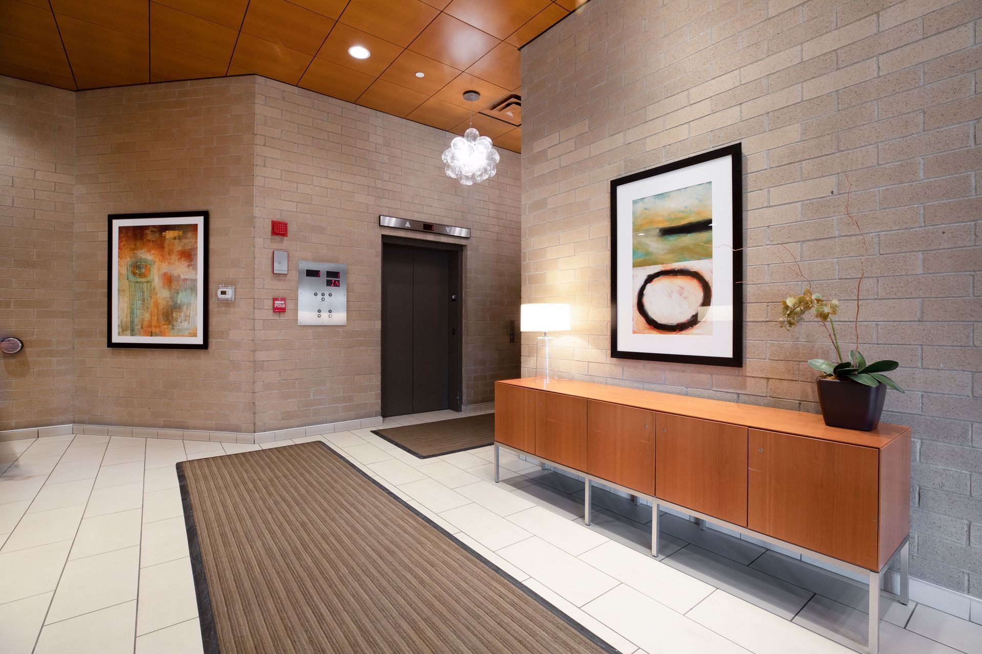  A Refined Corner Residence Above Downtown - 物件實景