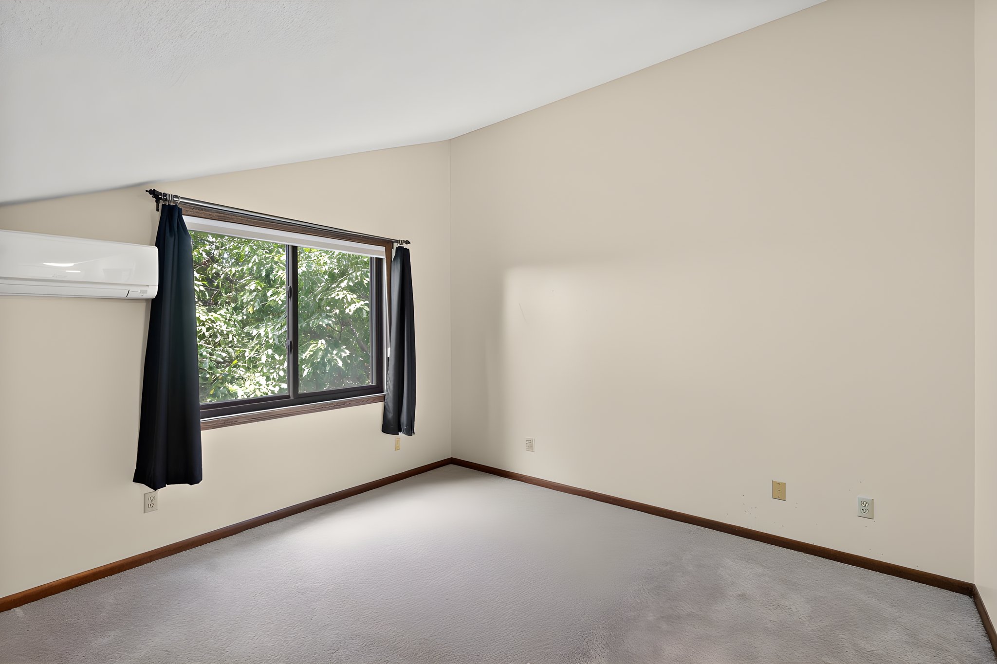  Light-Filled Loft in Desirable Woodbury - 物件實景