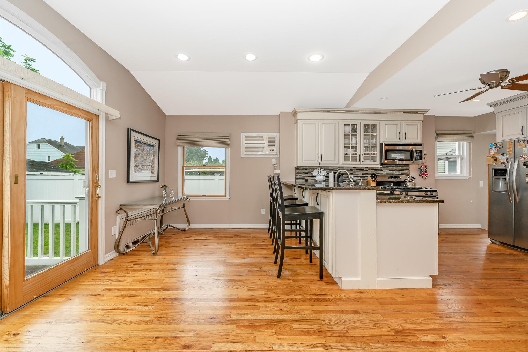 Williston Park, New York, 11596, United States, 3 Bedrooms Bedrooms, ,2 BathroomsBathrooms,Residential,For Sale,1928483