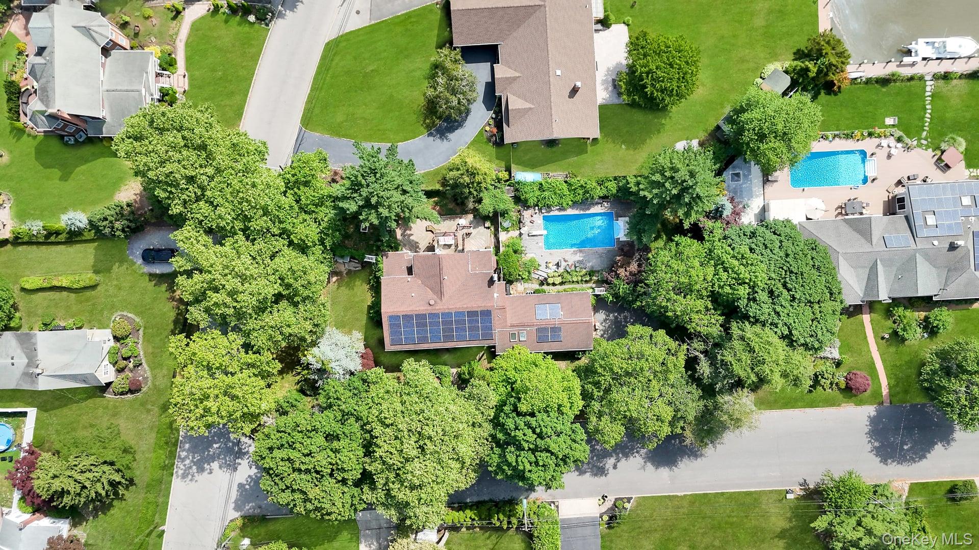 Riverview Ct, Oakdale, NY 11769