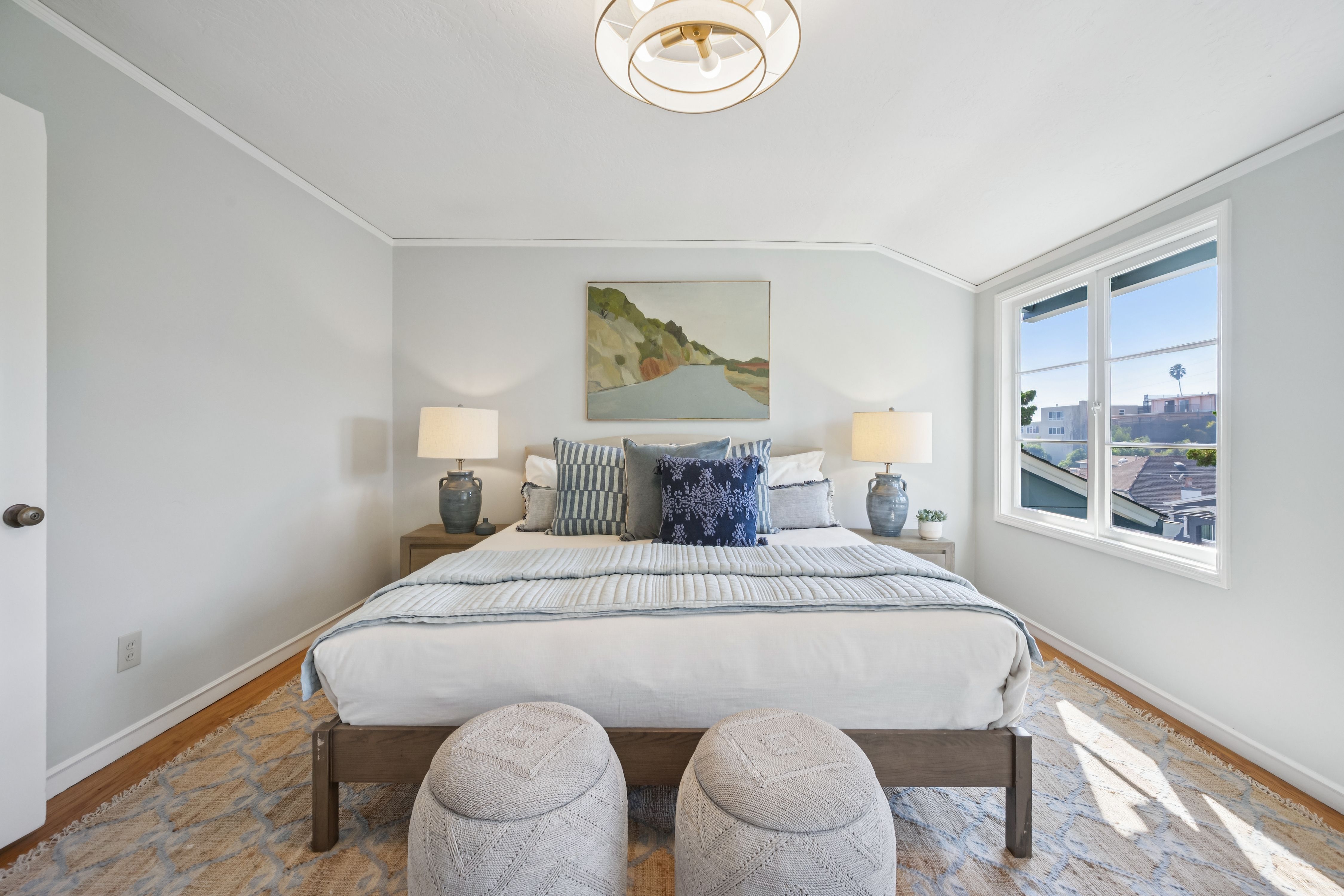  Spacious Corner-Lot Residence Offering Flexible Living Near Lake Merritt - 物件實景