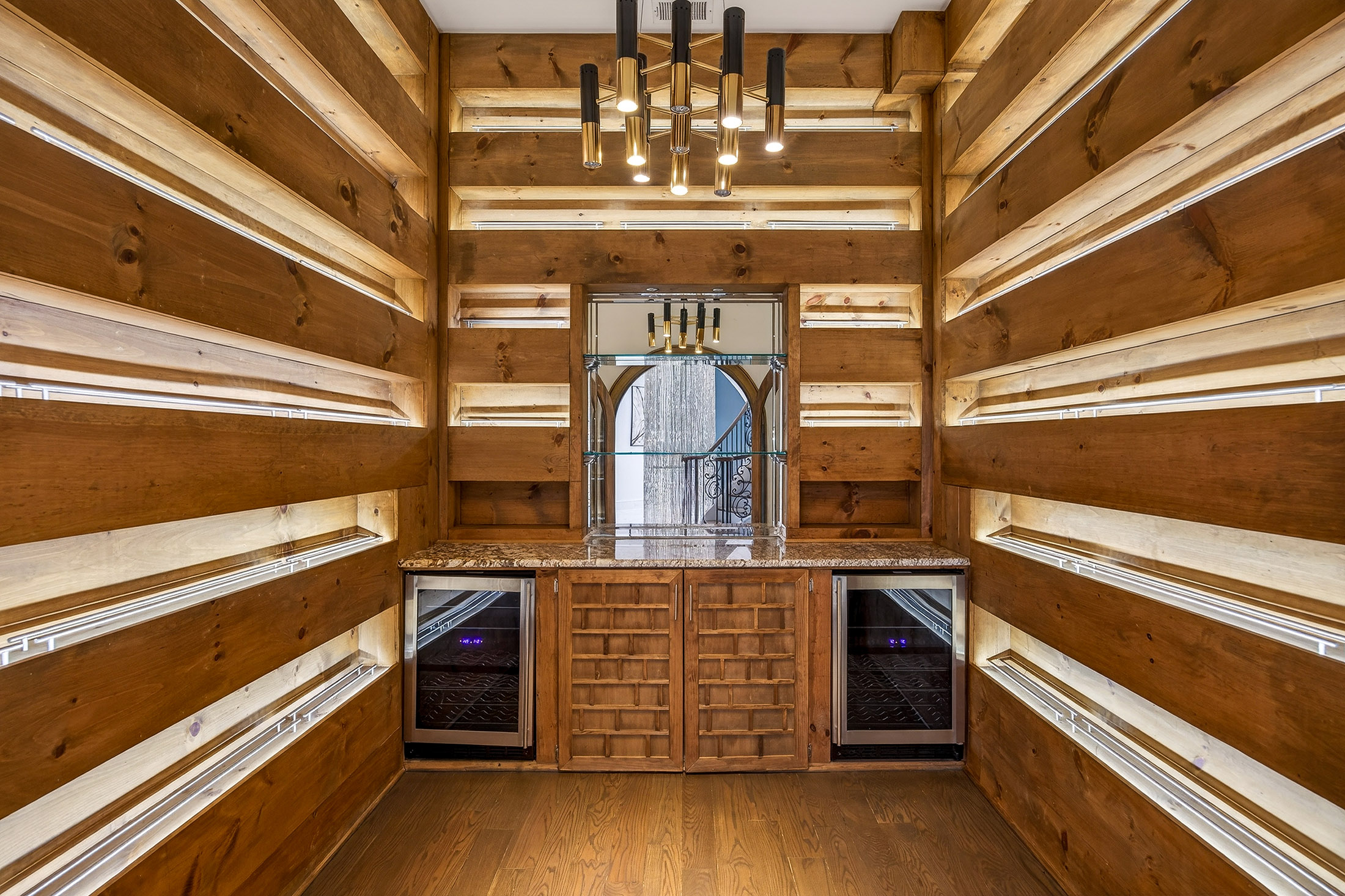  Exceptional Gated Estate with Resort-caliber Grounds - 物件實景