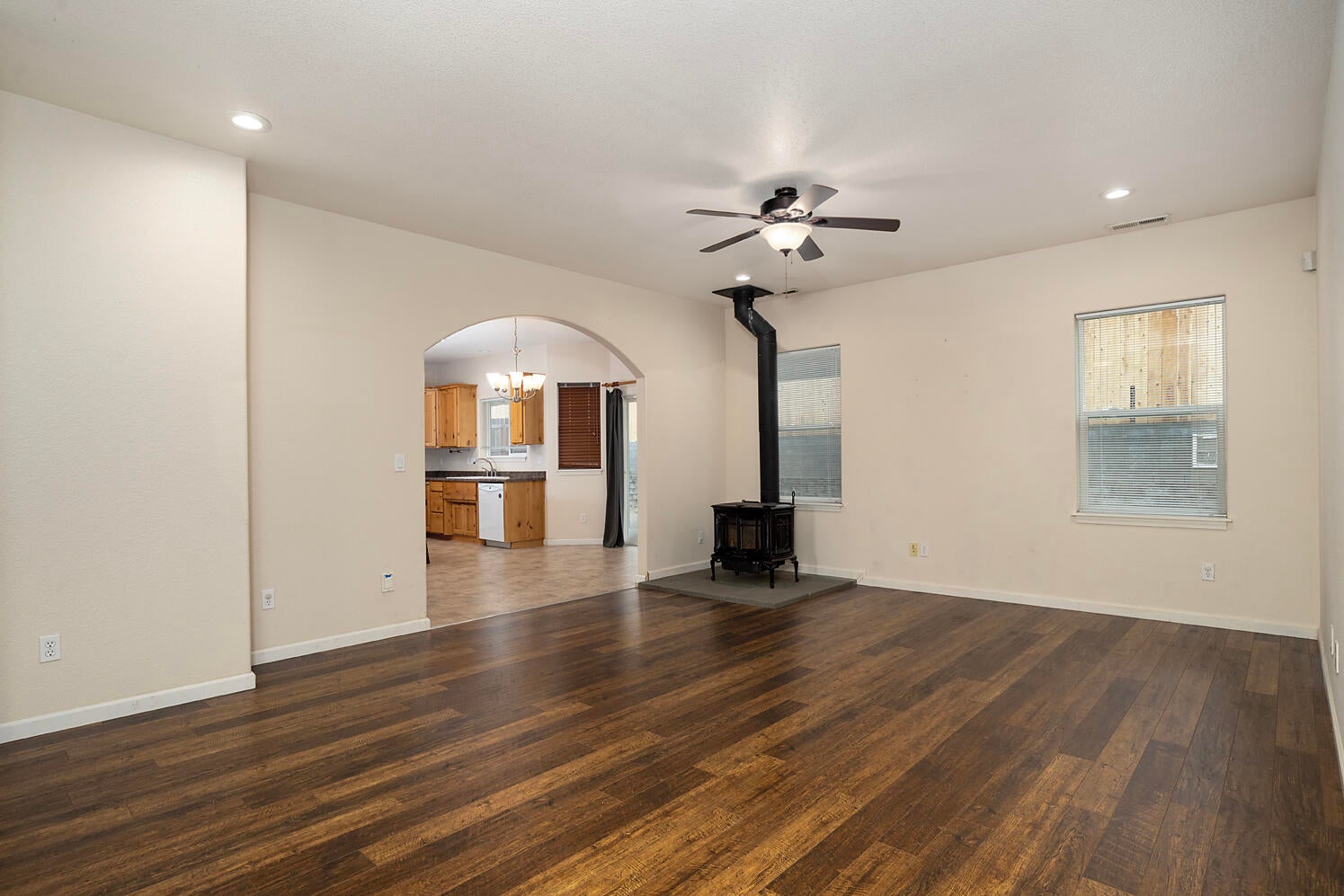 Grants Pass, Oregon, 97526, United States, 3 Bedrooms Bedrooms, ,3 BathroomsBathrooms,Residential,For Sale,1994829