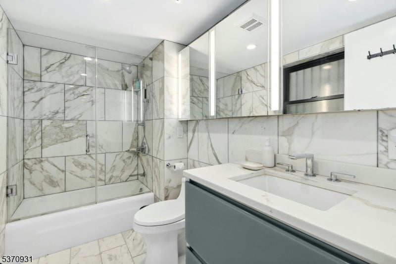 Jersey City, New Jersey, 07302, United States, 1 Bedroom Bedrooms, ,2 BathroomsBathrooms,Residential,For Sale,1942665