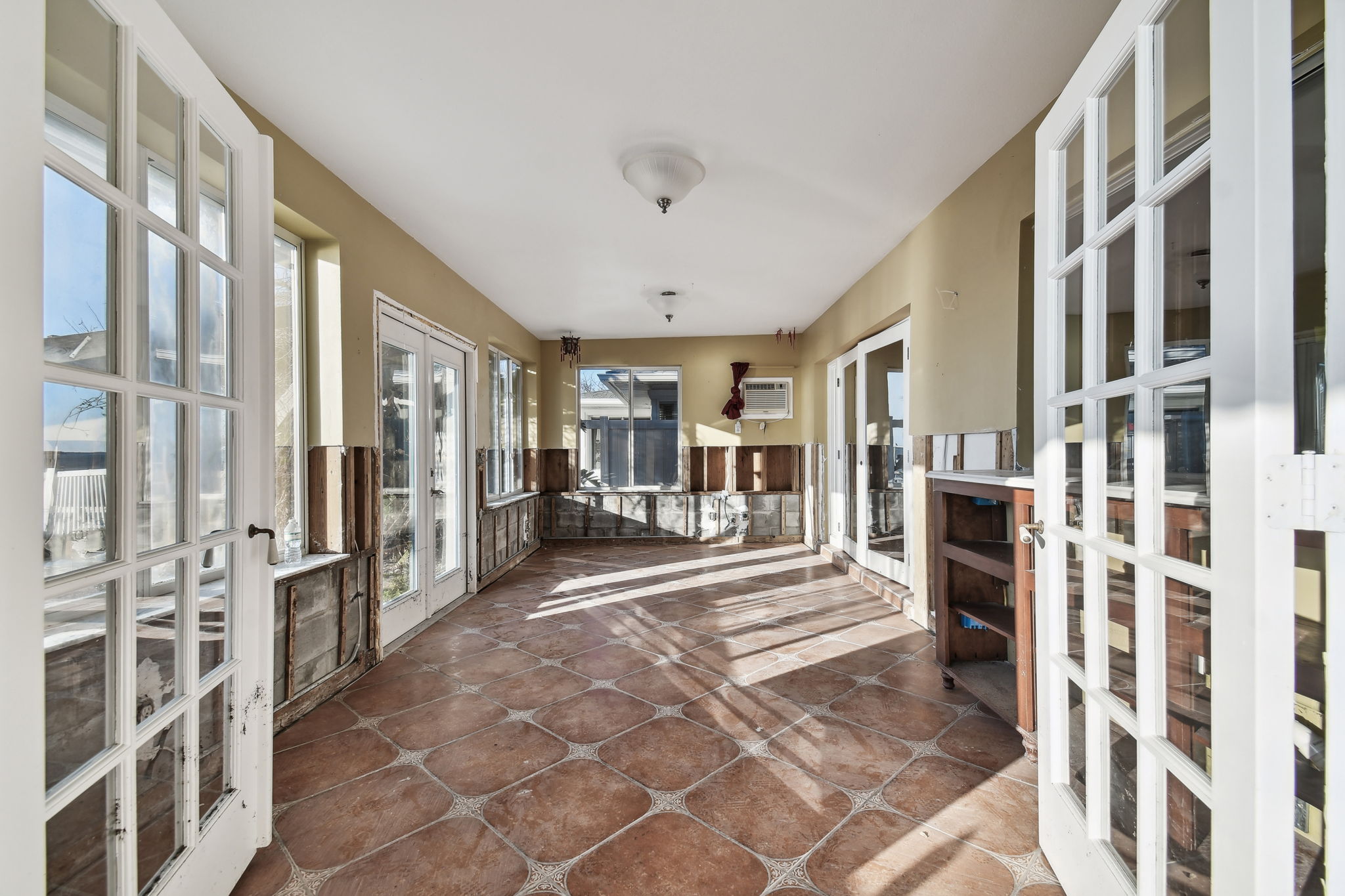 Clearwater, Florida, 33755, United States, 3 Bedrooms Bedrooms, ,2 BathroomsBathrooms,Residential,For Sale,1980754