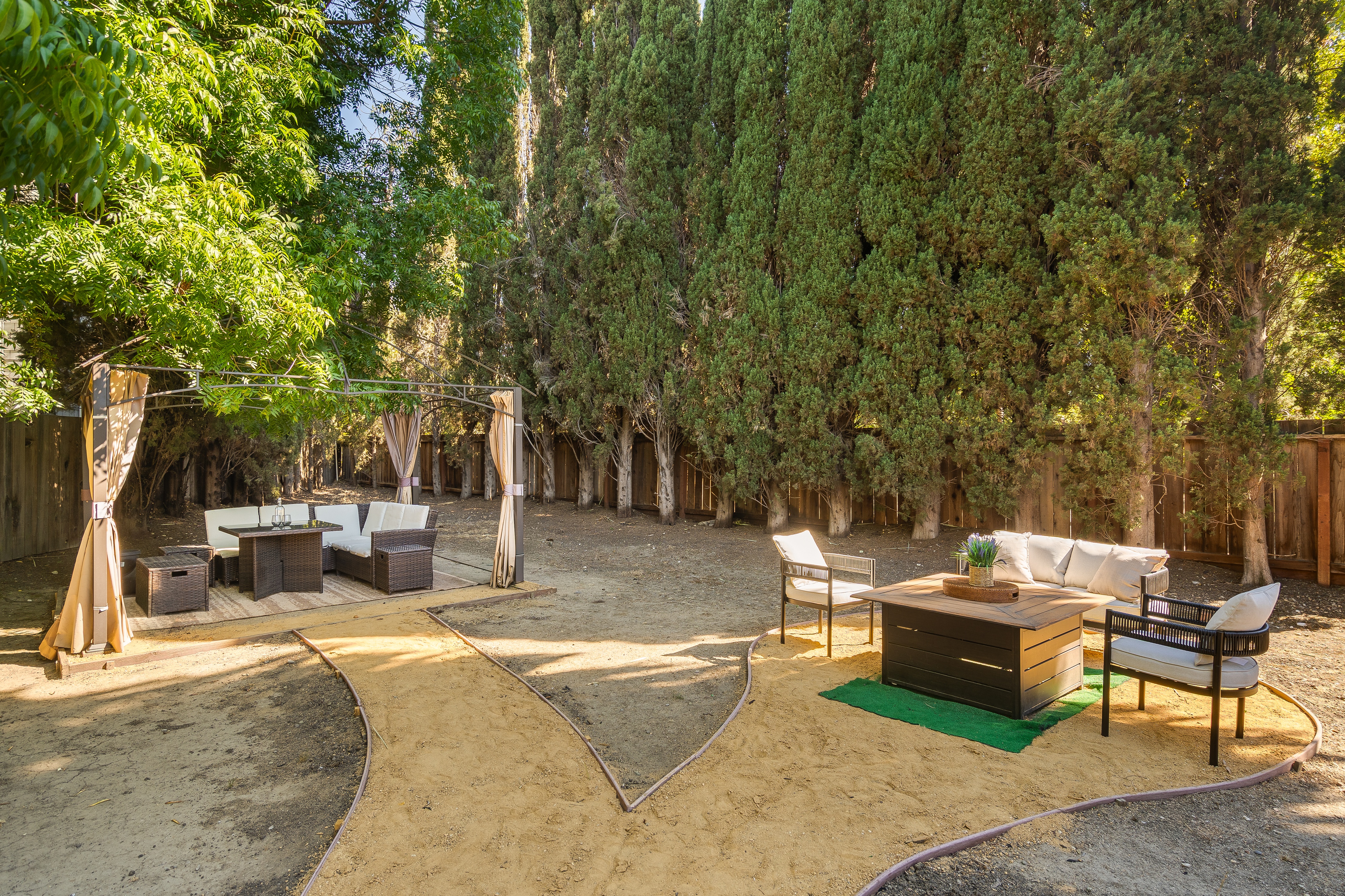  California Rancher with Privacy and Proximity - 物件實景